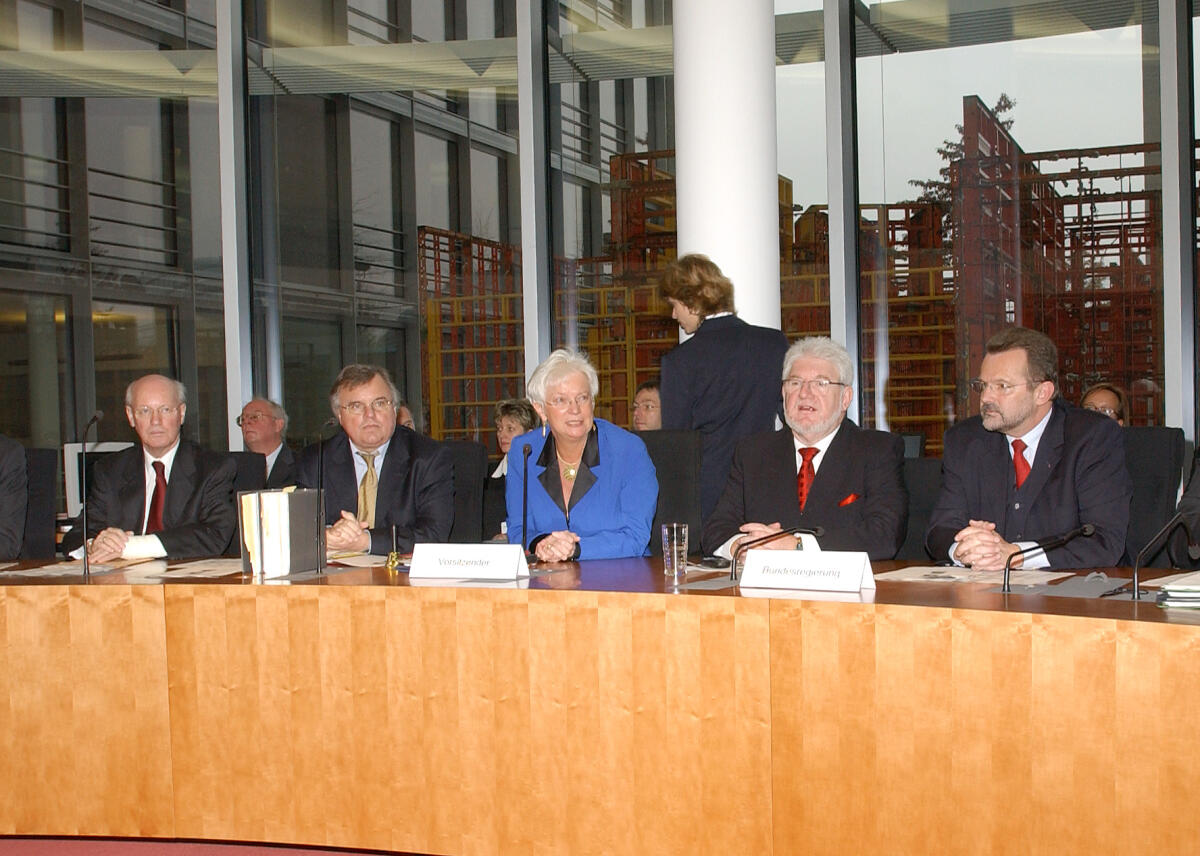 Weiß, Gerald; Hasselfeldt, Gerda; Andres, Gerd; Thönnes, Franz Konstituierung des Ausschusses für Arbeit und Soziales; v.l.n.r. Leiter Zentrale Dienste MD Dr. Hans-Joachim Stelzl,  Vorsitzender Gerald Weiß, CDU/CSU,  Bundestagsvizepräsidentin Gerda Hasselfeldt, CDU/CSU, Parlamentarischer Staatssekretär Gerd Andres, SPD, Parlamentarischer Staatssekretär Franz Thönnes, SPD