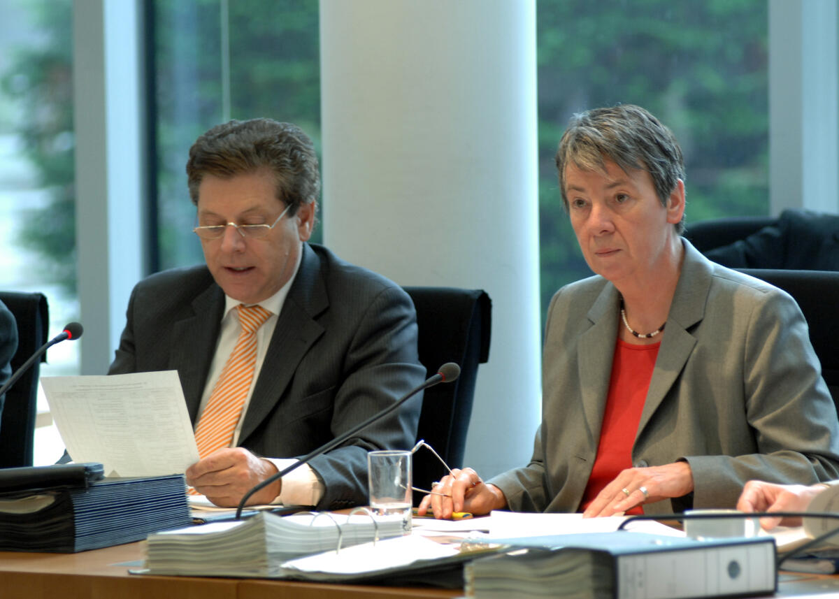 Dr. Barbara Hendricks, Parl. Staatssekretärin, SPD, im Finanzausschuss des Deutschen Bundestages. Hier mit dem Ausschussvorsitzenden Eduard Oswald, CDU/CSU, während einer Ausschusssitzung. Hendricks, Barbara; Oswald, Eduard Dr. Barbara Hendricks, Parl. Staatssekretärin, SPD, im Finanzausschuss des Deutschen Bundestages. Hier mit dem Ausschussvorsitzenden Eduard Oswald, CDU/CSU, während einer Ausschusssitzung.