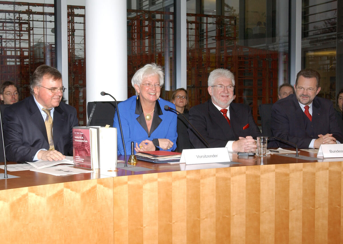 Weiß, Gerald; Hasselfeldt, Gerda; Andres, Gerd; Thönnes, Franz Konstituierung des Ausschusses für Arbeit und Soziales; v.l.n.r. Vorsitzende Gerald Weiß, CDU/CSU,  Bundestagsvizepräsidentin Gerda Hasselfeldt, CDU/CSU, Parlamentarischer Staatssekretär Gerd Andres, SPD, Parlamentarischer Staatssekretär Franz Thönnes, SPD
