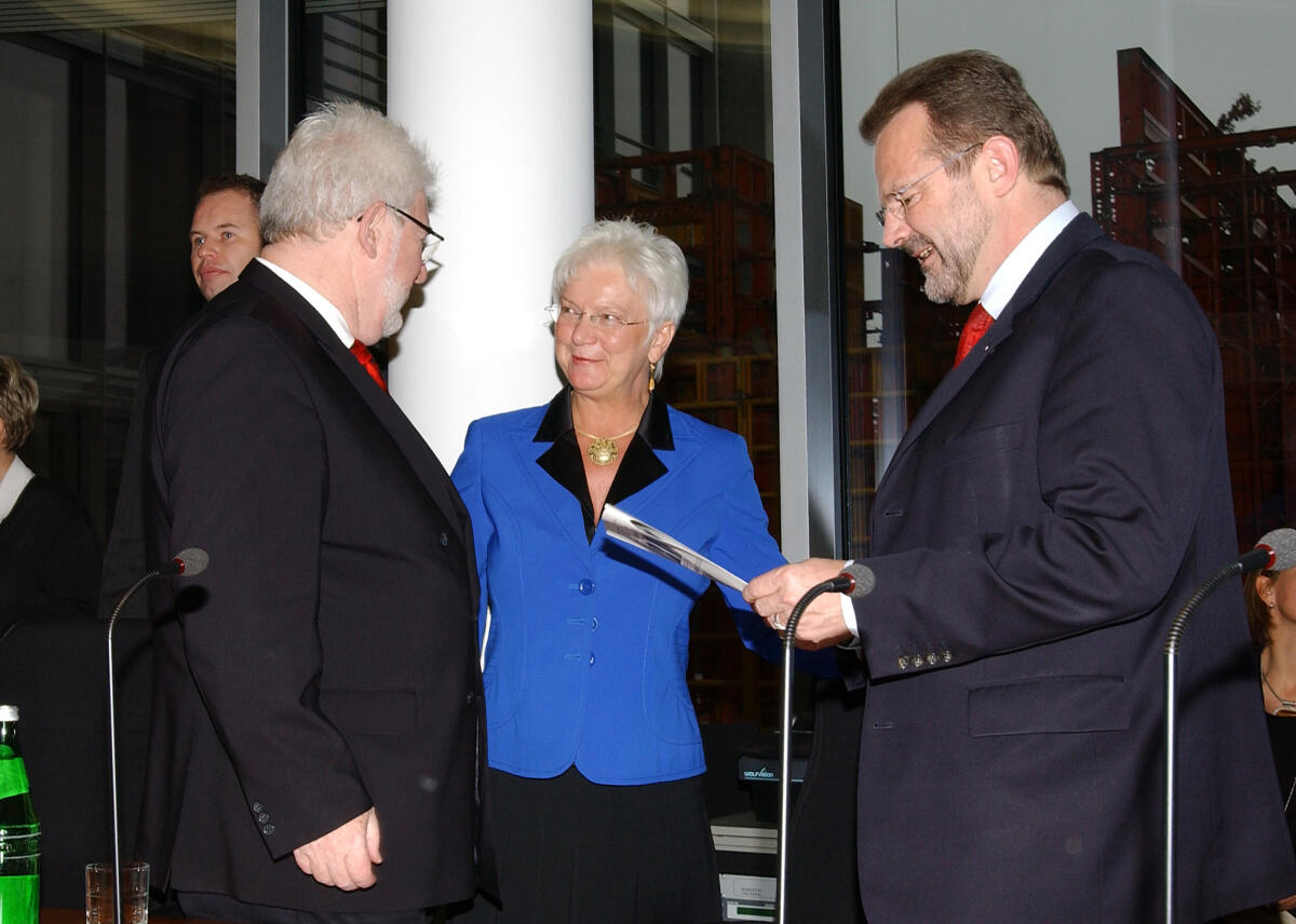 Andres, Gerd; Hasselfeldt, Gerda; Thönnes, Franz Konstituierung des Ausschusses für Arbeit und Soziales; v.l.n.r. Staatssekretär Gerd Andres, SPD,  Bundestagsvizepräsidentin Gerda Hasselfeldt, CDU/CSU,  Parlamentarischer Staatssekretär Franz Thönnes, SPD