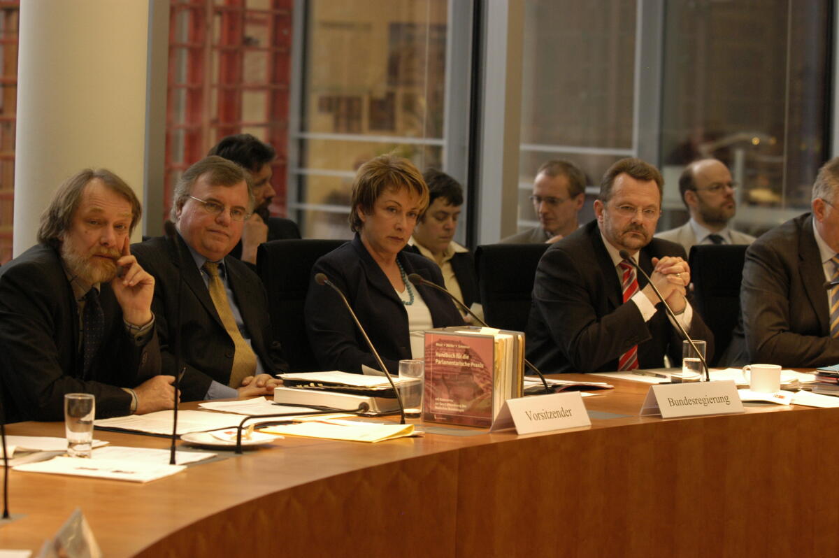 Von links: Martin Frey, Leiter des Sekretariats, Gerald Weiß, CDU/CSU, Ausschussvorsitzender, Ordentliches Ausschussmitglied und Karin Evers-Meyer, SPD, Beauftragte der Bundesregierung für die Belange behinderter Menschen und Franz Thönnes, SPD, Parlamentarischer Staatssekretär beim Ministerium für Arbeit und Soziales, während der 7. Ausschusssitzung.; Abgeordnete, MdB, Bundesministerium Frey, Martin; Weiß, Gerald; Evers-Meyer, Karin; Thönnes, Franz Von links: Martin Frey, Leiter des Sekretariats, Gerald Weiß, CDU/CSU, Ausschussvorsitzender, Ordentliches Ausschussmitglied und Karin Evers-Meyer, SPD, Beauftragte der Bundesregierung für die Belange behinderter Menschen und Franz Thönnes, SPD, Parlamentarischer Staatssekretär beim Ministerium für Arbeit und Soziales, während der 7. Ausschusssitzung.; Abgeordnete, MdB, Bundesministerium