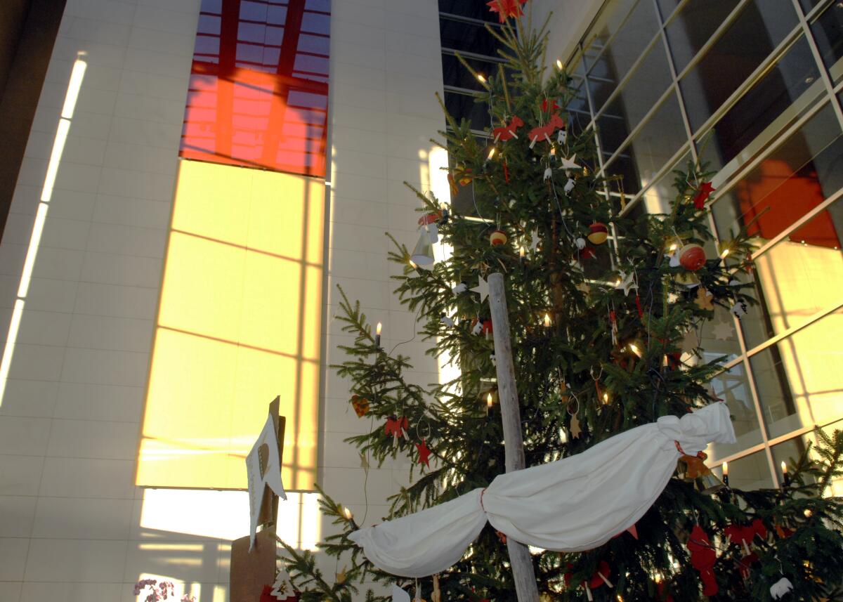 Pau, Petra Bundestagsvizepräsidentin Petra Pau, DIE LINKE., (2.v.li), erhält für den Deutschen Bundestag für das Westfoyer (Besuchereingang), einen Weihnachtsbaum. Die Fichte aus der Lüneburger Heide wurde vom Verband der Naturparke Deutschlands gestiftet. Kinder aus der Garstedter Grundschule haben den Baum geschmückt.