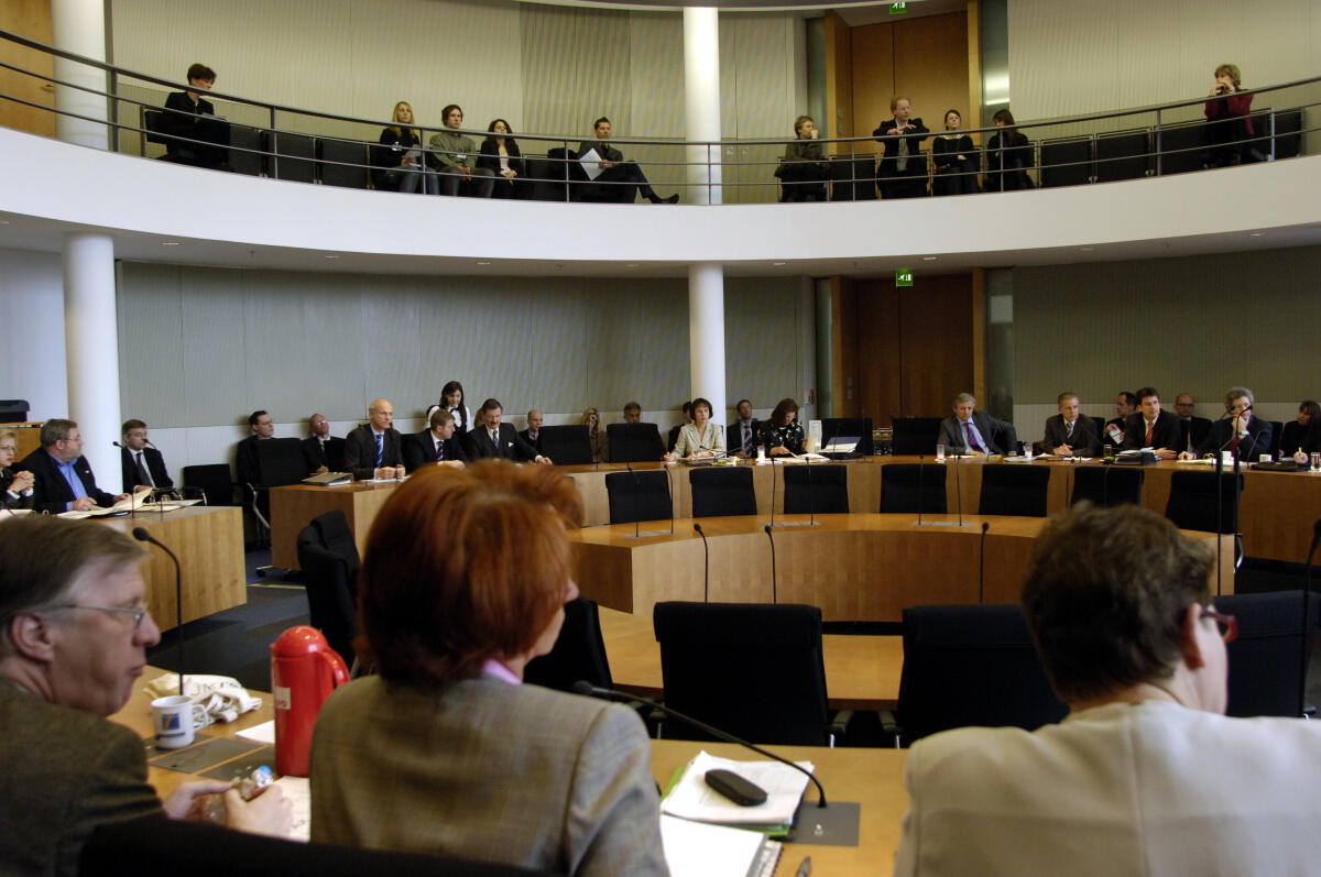  Blick in den Sitzungssaal.; Abgeordnete, MdB, Übersicht, Besuchergalerie