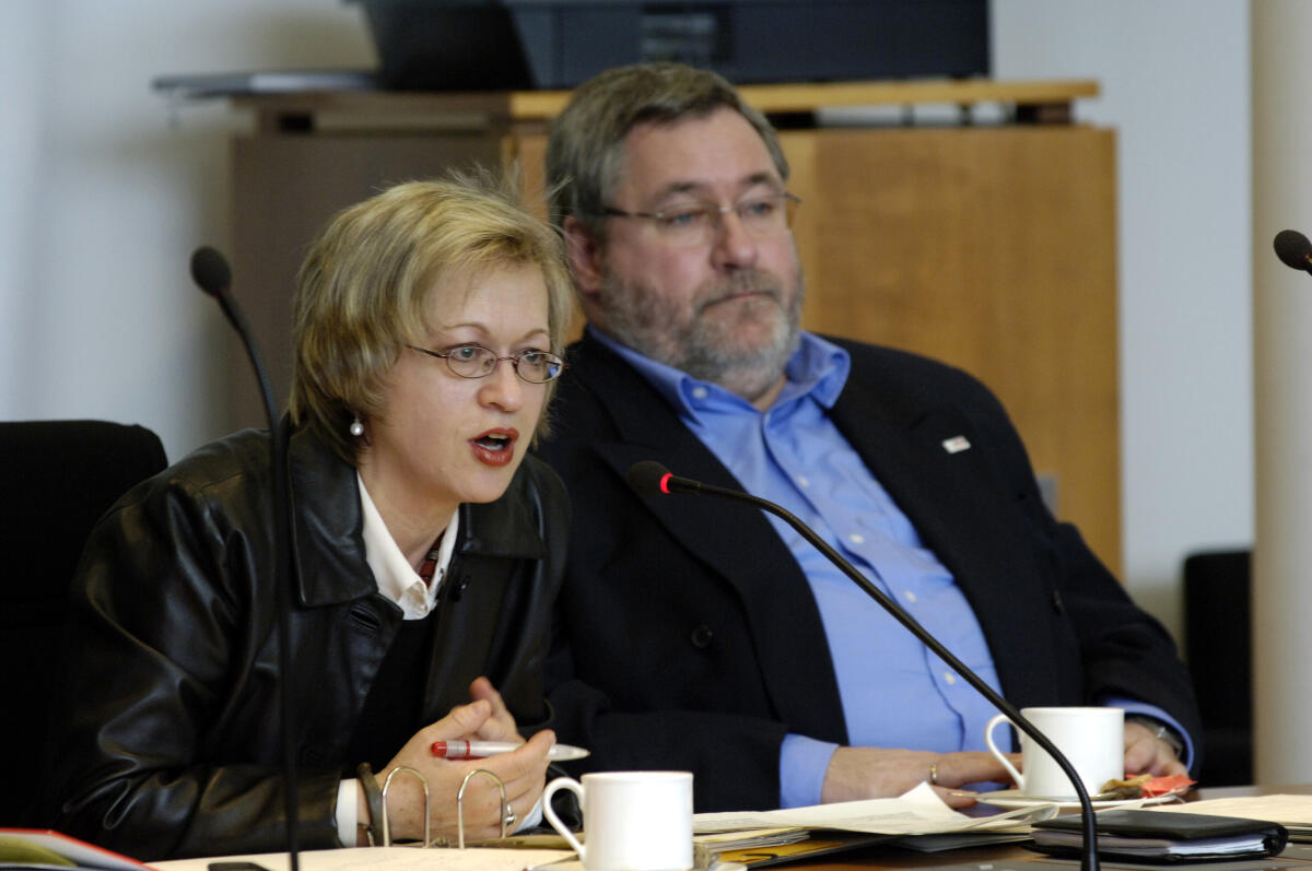 Höll, Barbara; Troost, Axel Dr. Barbara Höll, Die Linke,Stellv. Fraktionsvorsitzende, li. und Dr. Axel Troost, Die Linke, Obmann, re., während der 5. Ausschusssitzung.; Abgeordnete, MdB, Ordentliche Ausschussmitglieder