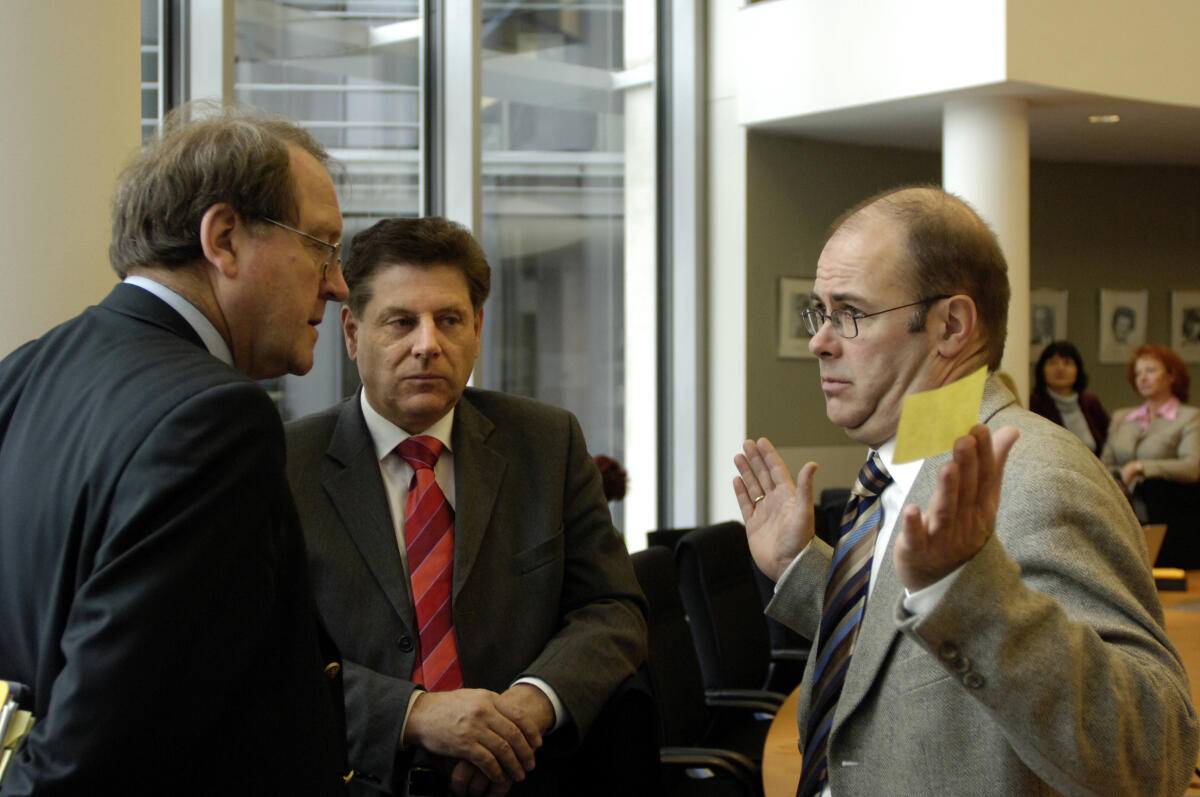 Spiller, Jörg-Otto; Oswald, Eduard; Hüsemann-Menge, Dietmar Von links: Jörg-Otto Spiller, SPD, Obmann, Eduard Oswald, CDU/CSU, Ausschussvorsitzender und Dietmar Hüsemann Menge, Leiter des Sekretariats, im Gespräch.; Abgeordnete, MdB, CDU/CSU-FraktionOrdentliche Ausschussmitglieder, 5. Ausschusssitzung.