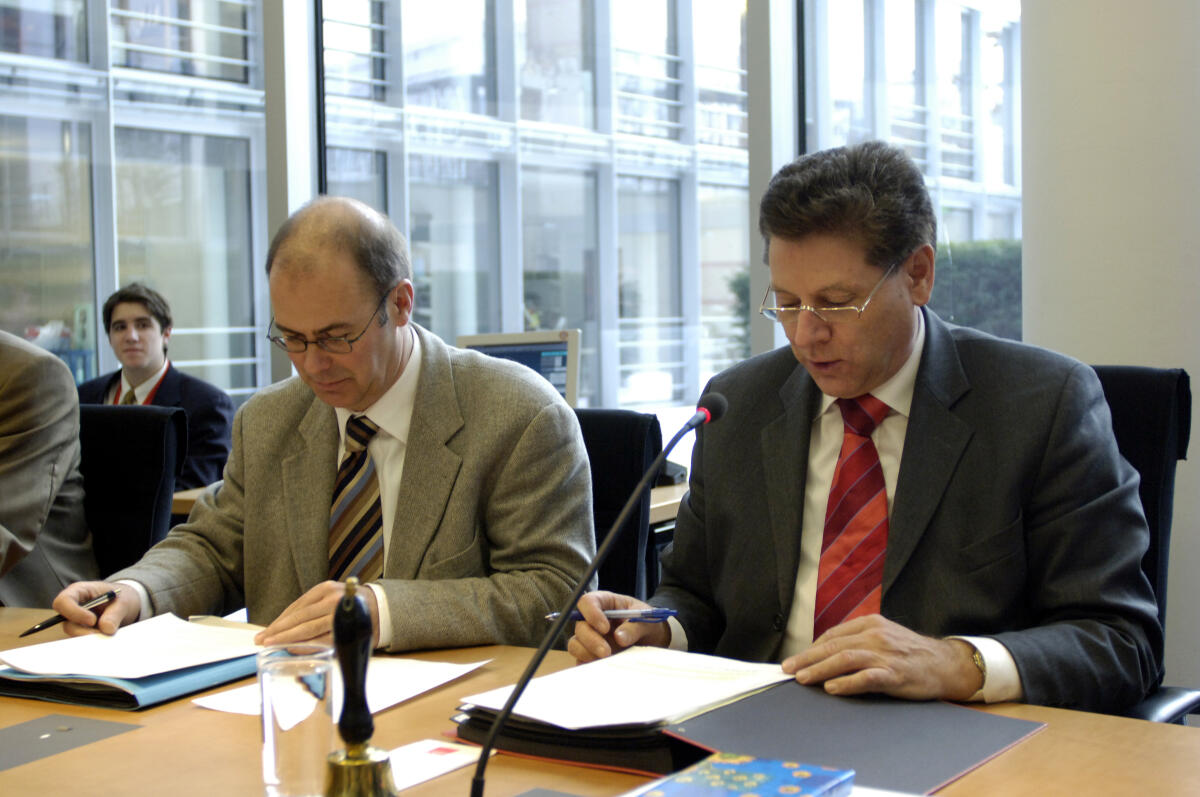 Hüsemann-Menge, Dietmar; Oswald, Eduard Dietmar Hüsemann-Menge, Leiter des Sekretariats, (li.) und Eduard Oswald, CDU/CSU, Ausschussvorsitzender, Ordentliches Ausschussmitglied, (re.), während der 5. Ausschusssitzung.; Abgeordneter, MdB, CDU/CSU-Fraktion