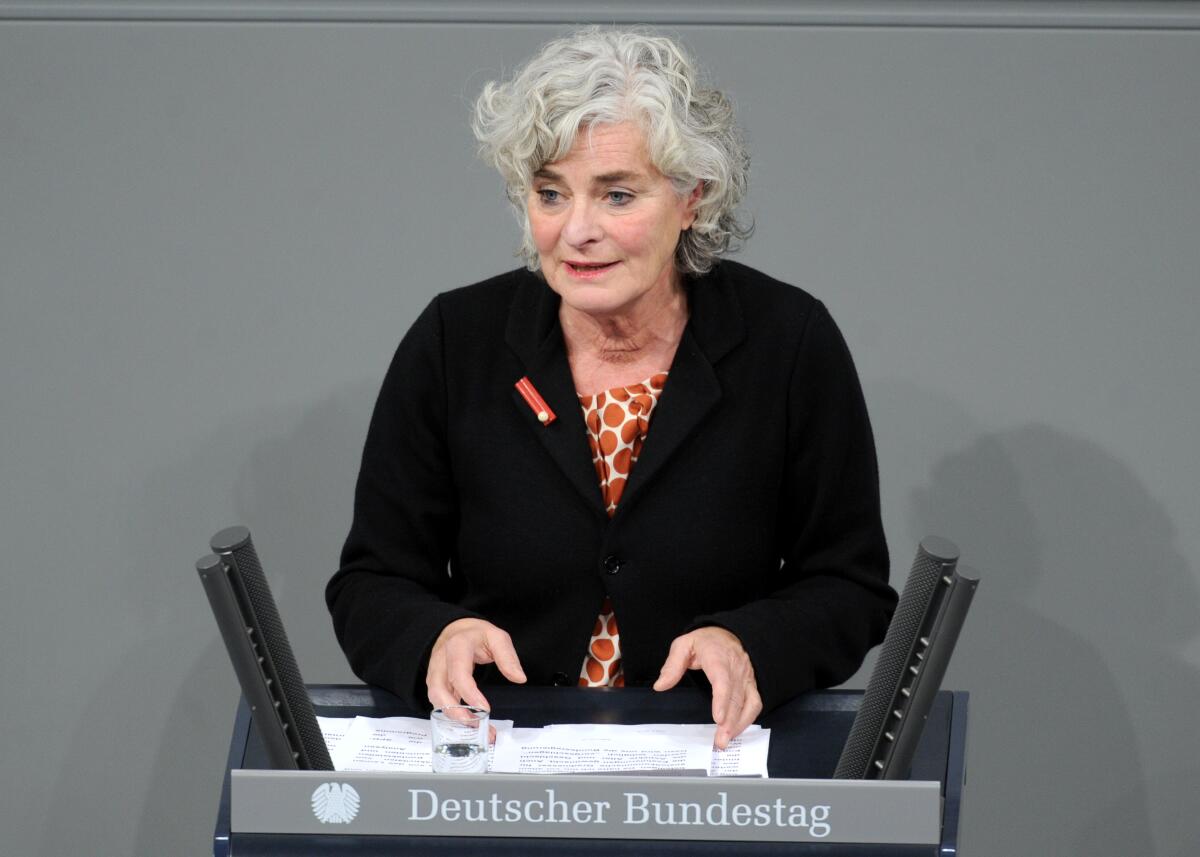 Petra Crone, SPD, Bundestagsabgeordnete, Abgeordnete, Mitglied des Deutschen Bundestages, MdB, Rede, Deutscher Bundestag, 3. Sitzung, Top 11, Thema: EU-Verordnung "Europa für Bürgerinnen und Bürger".; Rednerpult. Crone, Petra Petra Crone, SPD, Bundestagsabgeordnete, Abgeordnete, Mitglied des Deutschen Bundestages, MdB, Rede, Deutscher Bundestag, 3. Sitzung, Top 11, Thema: EU-Verordnung "Europa für Bürgerinnen und Bürger".; Rednerpult.