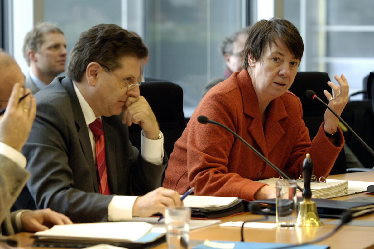 Hüsemann-Menge, Dietmar; Oswald, Eduard; Hendricks, Barbara Von links: Dietmar Hüsemann-Menge, Leiter des Sekretariats, Eduard Oswald, CDU/CSU, Vorsitzender des Finanzausschusses, Ordentliches Ausschussmitglied und Dr. Barbara Hendricks, SPD, Staatssekretärin beim Bundesministerium für Finanzen, während der 5. Ausschusssitzung,; Abgeordnete, MdB