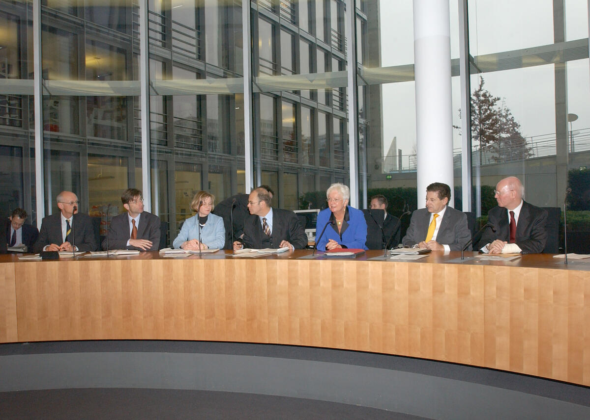 Hasselfeldt, Gerda; Oswald, Eduard Konstituierung des Finanzausschusses; v.l.n.r.: Bernd Walter, Klaus Uppenkamp, Marika Sauckel, Dietmar Hüsemann-Menge; Bundestagsvizepräsidentin Gerda Hasselfeldt, CDU/CSU, Ausschussvorsitzender  Eduard Oswald, CDU/CSU, Leiter Zentrale Dienste MD Dr. Hans-Joachim Stelzl.