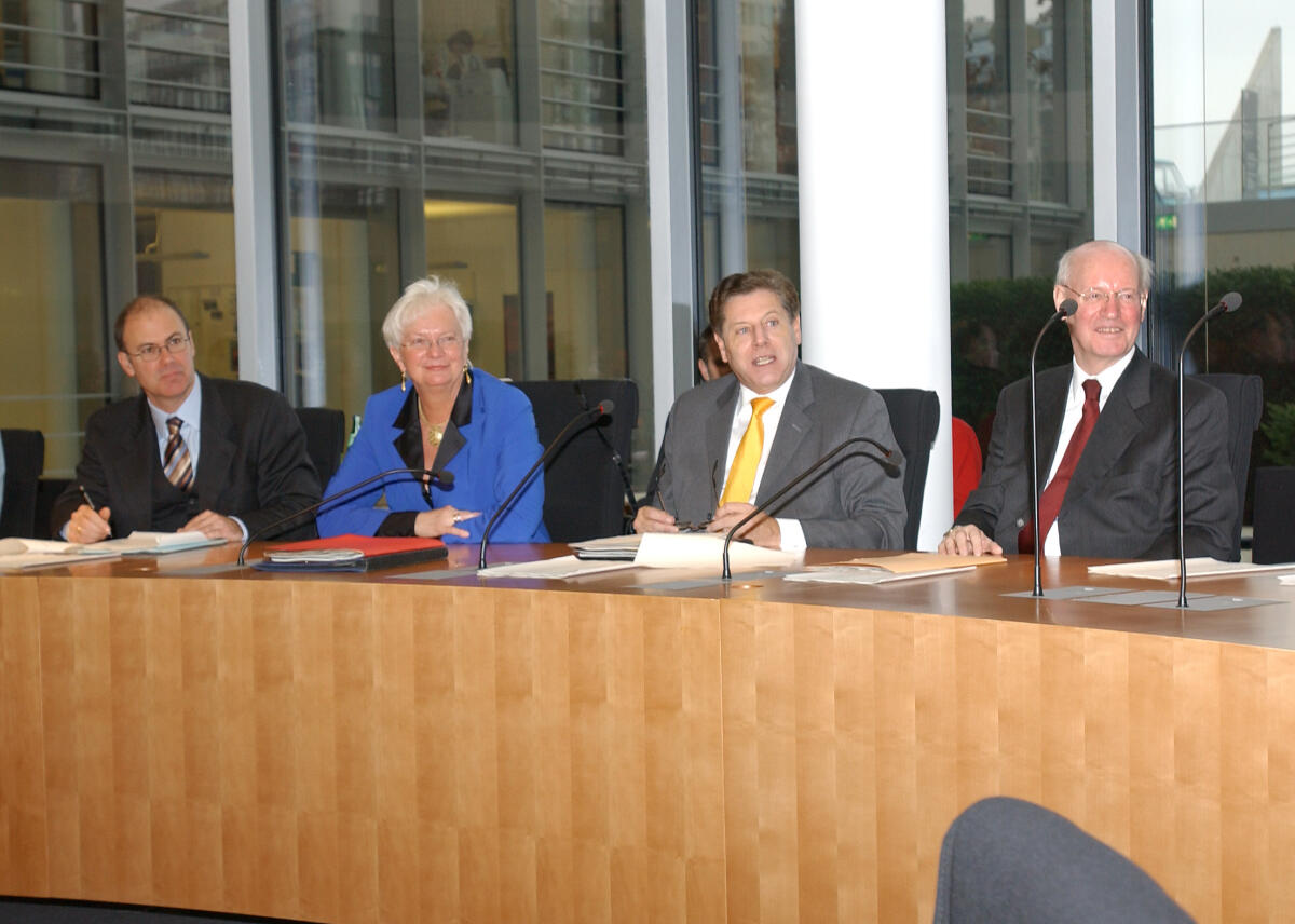 Hasselfeldt, Gerda; Oswald, Eduard Konstituierung des Finanzausschusses; v.l.n.r.: Dietmar Hüsemann-Menge, Bundestagsvizepräsidentin Gerda Hasselfeldt, CDU/CSU, Ausschussvorsitzender  Eduard Oswald, CDU/CSU, Leiter Zentrale Dienste MD Dr. Hans-Joachim Stelzl.