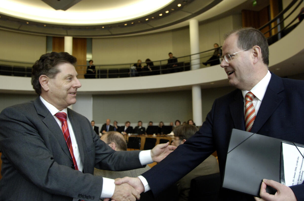 Oswald, Eduard; Steinbrück, Peer Vorsitzender des Finanzausschusses, Eduard Oswald, CDU/SU, Ordentliches Ausschussmitglied, (li.) begrüßt  Peer Steinbrück , SPD, Bundesfinanzminister für Finanzen , (re.).; Abgeordnete, MdB, CDU/CSU-Fraktion, 5.Ausschusssitzung, Ausschussvorsitzender