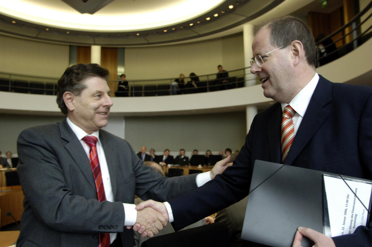 Oswald, Eduard; Steinbrück, Peer Vorsitzender des Finanzausschusses, Eduard Oswald, CDU/SU, Ordentliches Ausschussmitglied, (li.) begrüßt  Peer Steinbrück , SPD, Bundesfinanzminister für Finanzen , (re.).; Abgeordnete, MdB, CDU/CSU-Fraktion, 5.Ausschusssitzung, Ausschussvorsitzender