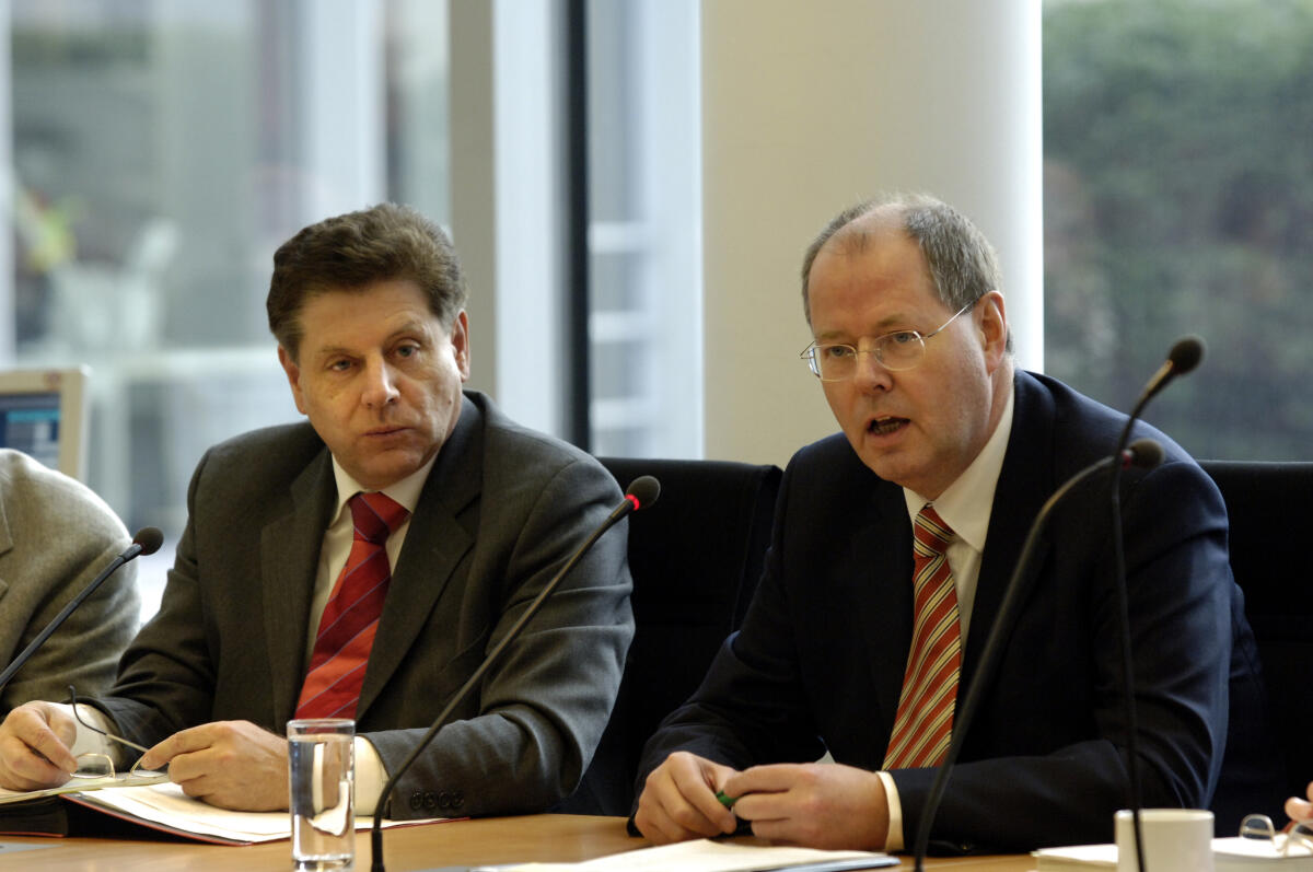 Oswald, Eduard; Steinbrück, Peer Vorsitzender des Finanzausschusses, Eduard Oswald, CDU/CSU, Ordentliches Ausschussmitglied, li. und Peer Steinbrück , SPD, Bundesfinanzminister der Finanzen, re., während der 5. Ausschusssitzung.; Abgeordneter, MdB, CDU/CSU-Fraktion, Ausschussvorsitzender