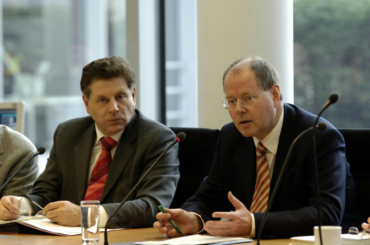 Oswald, Eduard; Steinbrück, Peer Vorsitzender des Finanzausschusses, Eduard Oswald, CDU/CSU, Ordentliches Ausschussmitglied, li. und Peer Steinbrück , SPD, Bundesfinanzminister der Finanzen, re., während der 5. Ausschusssitzung.; Abgeordneter, MdB, CDU/CSU-Fraktion, Ausschussvorsitzender