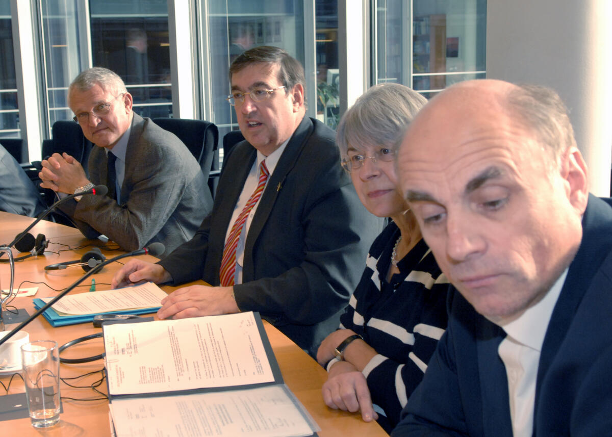 Abgeordnete und Verwaltungsmitarbeiter der Parlamente der Zentralasiatischen Staaten zu Gast beim Verteidigungsausschuss des Deutschen Bundestages. Hier mit dem stellvertretenden Vorsitzenden des Ausschusses, Dr. Karl Lamers, (3.v.re.). Lamers, Karl A. Abgeordnete und Verwaltungsmitarbeiter der Parlamente der Zentralasiatischen Staaten zu Gast beim Verteidigungsausschuss des Deutschen Bundestages. Hier mit dem stellvertretenden Vorsitzenden des Ausschusses, Dr. Karl Lamers, (3.v.re.).