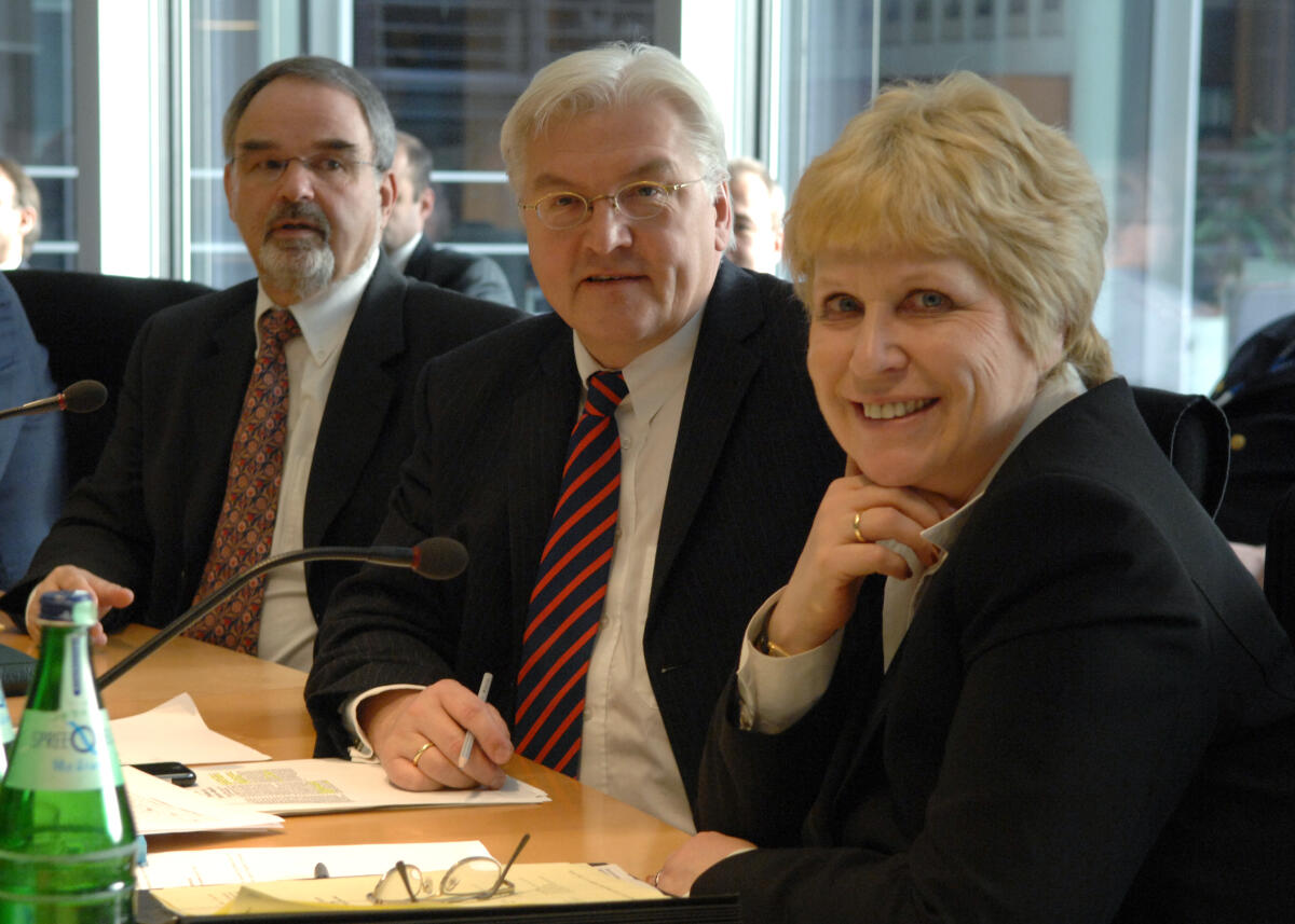 Bundesaussenminister Dr. Franz-Walter Steinmeier, SPD, (mitte), zu Gast im Verteidigungsausschuss des Deutschen Bundestages. Hier mit der Vorsitzenden Ulrike Merten, SPD, und Thomas Kossendey, CDU/CSU. Kossendey, Thomas; Steinmeier, Frank-Walter; Merten, Ulrike Bundesaussenminister Dr. Franz-Walter Steinmeier, SPD, (mitte), zu Gast im Verteidigungsausschuss des Deutschen Bundestages. Hier mit der Vorsitzenden Ulrike Merten, SPD, und Thomas Kossendey, CDU/CSU.