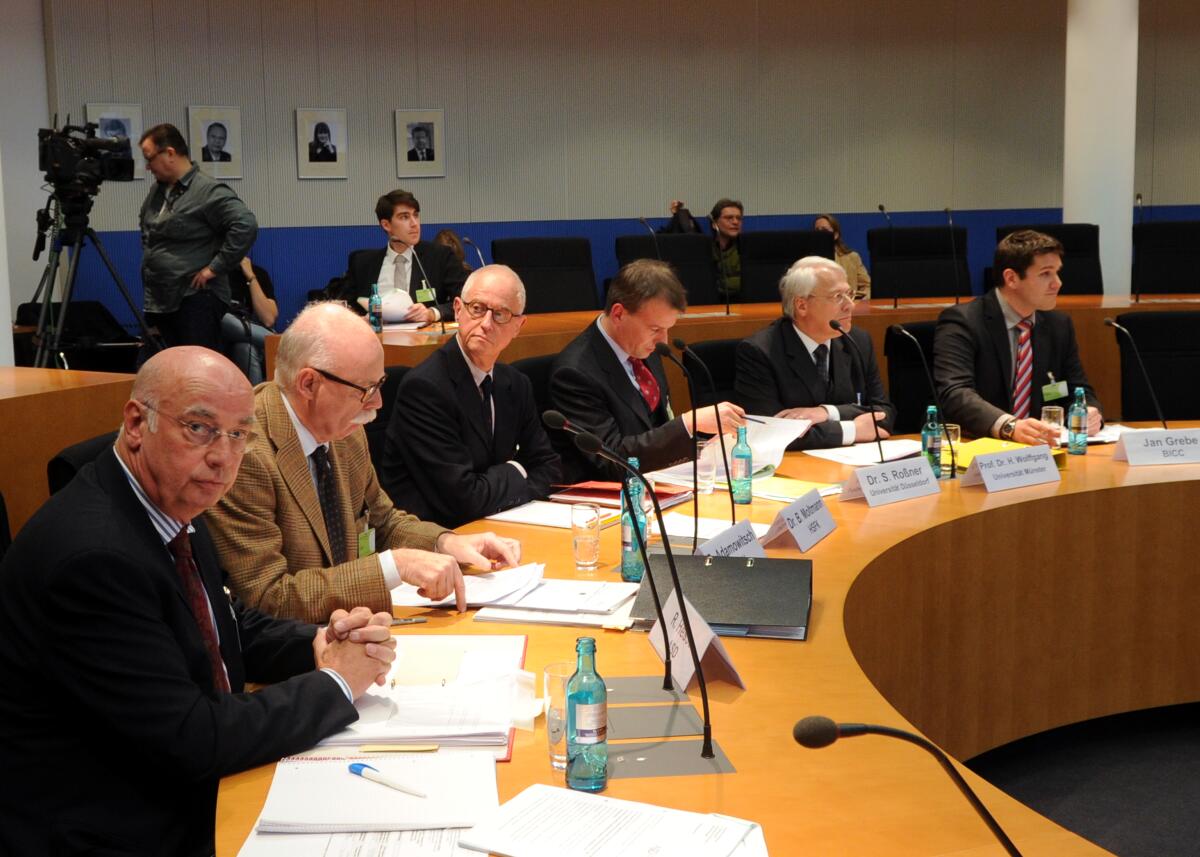 Der Ausschuss des Deutschen Bundestages für Wirtschaft und Technologie hat mit Beteiligung von Sachverständigen (hier im Bild) eine Öffentliche Anhörung. Der Ausschussvorsitzende Ernst Hinsken, CDU/CSU, leitet die Sitzung.; Übersicht. Der Ausschuss des Deutschen Bundestages für Wirtschaft und Technologie hat mit Beteiligung von Sachverständigen (hier im Bild) eine Öffentliche Anhörung. Der Ausschussvorsitzende Ernst Hinsken, CDU/CSU, leitet die Sitzung.; Übersicht.