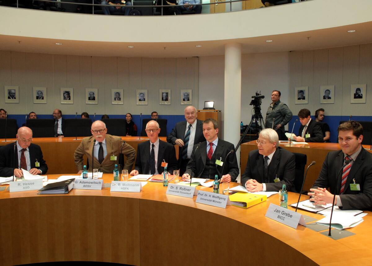 Der Ausschuss des Deutschen Bundestages für Wirtschaft und Technologie hat mit Beteiligung von Sachverständigen (hier im Bild) eine Öffentliche Anhörung. Der Ausschussvorsitzende Ernst Hinsken, (mitte, stehend), CDU/CSU, leitet die Sitzung.; Übersicht. Hinsken, Ernst Der Ausschuss des Deutschen Bundestages für Wirtschaft und Technologie hat mit Beteiligung von Sachverständigen (hier im Bild) eine Öffentliche Anhörung. Der Ausschussvorsitzende Ernst Hinsken, (mitte, stehend), CDU/CSU, leitet die Sitzung.; Übersicht.