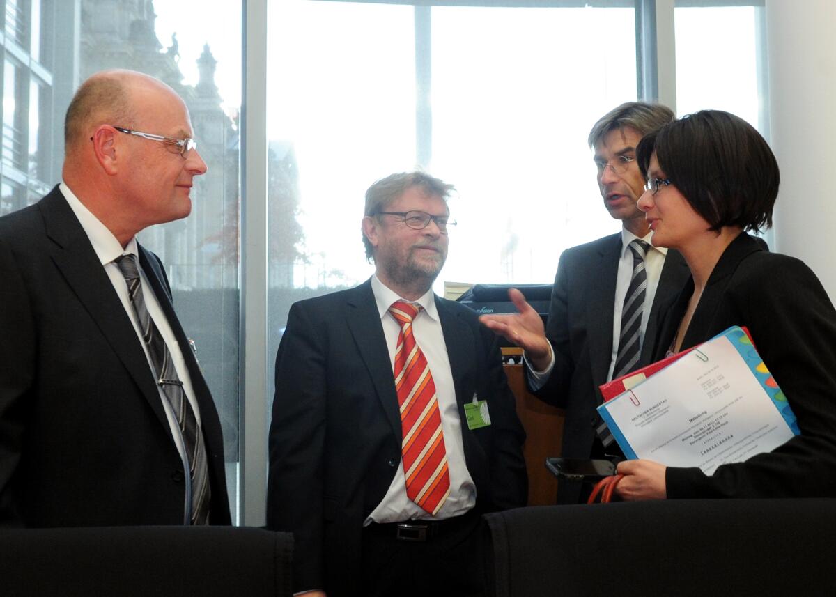 Dr. Gerd Romanowski, (li), vom Verband der Chemischen Industrie, und Prof. Dr. Uwe Lahl, (2.v.li), von der Technischen (TU) Universität Darmstadt, sind zu Gast in der Enquete-Kommission des Deutschen Bundestages für Wachstum, Wohlstand und Lebensqualität. Die Sitzung wird von der Vorsitzenden Daniela Kolbe, (re), SPD, geleitet. Klaus Uppenkamp, (2.v.re), Leiter des Sekretariats der Kommission, begrüßt die Gäste. Kolbe, Daniela; Lahl, Uwe; Romanowski, Gerd; Uppenkamp, Klaus Dr. Gerd Romanowski, (li), vom Verband der Chemischen Industrie, und Prof. Dr. Uwe Lahl, (2.v.li), von der Technischen (TU) Universität Darmstadt, sind zu Gast in der Enquete-Kommission des Deutschen Bundestages für Wachstum, Wohlstand und Lebensqualität. Die Sitzung wird von der Vorsitzenden Daniela Kolbe, (re), SPD, geleitet. Klaus Uppenkamp, (2.v.re), Leiter des Sekretariats der Kommission, begrüßt die Gäste.