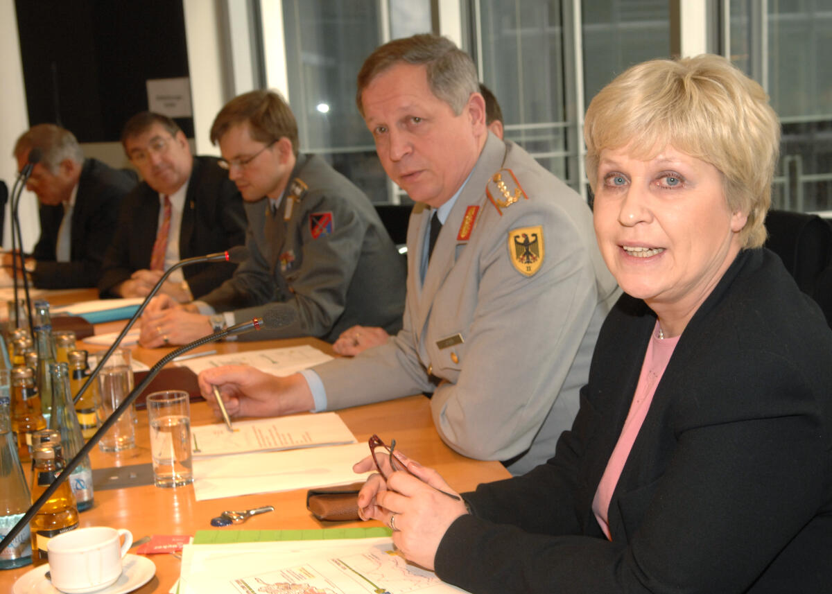 Ulrike Merten, SPD, Vorsitzende des Verteidigungsausschusses des Deutschen Bundestages, General Karl-Heinz Lather, Chief of Staff, SHAPE, in einer Sitzung des Ausschusses für Verteidigung im Deutschen Bundestag. Merten, Ulrike; Lather, Karl-Heinz Ulrike Merten, SPD, Vorsitzende des Verteidigungsausschusses des Deutschen Bundestages, General Karl-Heinz Lather, Chief of Staff, SHAPE, in einer Sitzung des Ausschusses für Verteidigung im Deutschen Bundestag.