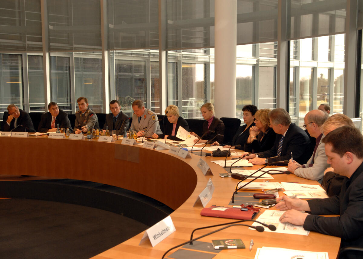  Sitzung des Verteidigungsausschusses im Deutschen Bundestag. Gastredner ist General Karl-Heinz Lather, Chief of Staff, SHAPE.; Übersicht.