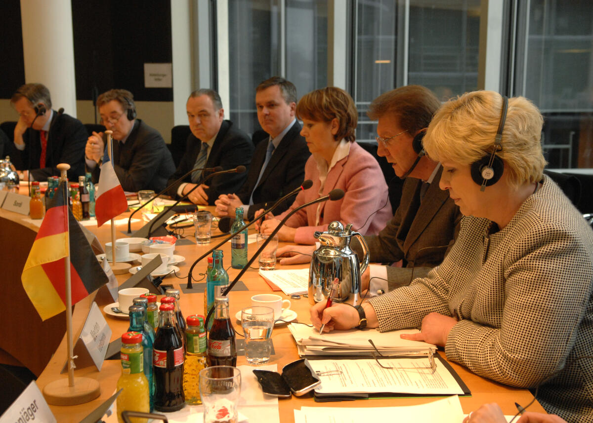 Merten, Ulrike; Teissier, Guy Der Verteidigungsausschuss im Deutschen Bundetsag hat eine Delegation der französischen Assemblé Nationale zu Gast. V.re. Ausschussvorsitzende Ulrike Merten, SPD, Guy Teissier, Präsident der Kommission der Verteidigung der Assemblé Nationale.; Übersicht.