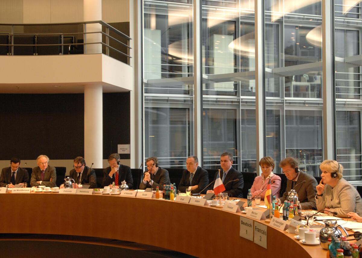 Merten, Ulrike; Teissier, Guy Der Verteidigungsausschuss im Deutschen Bundetsag hat eine Delegation der französischen Assemblé Nationale zu Gast. V.re. Ausschussvorsitzende Ulrike Merten, SPD, Guy Teissier, Präsident der Kommission der Verteidigung der Assemblé Nationale.; Übersicht.
