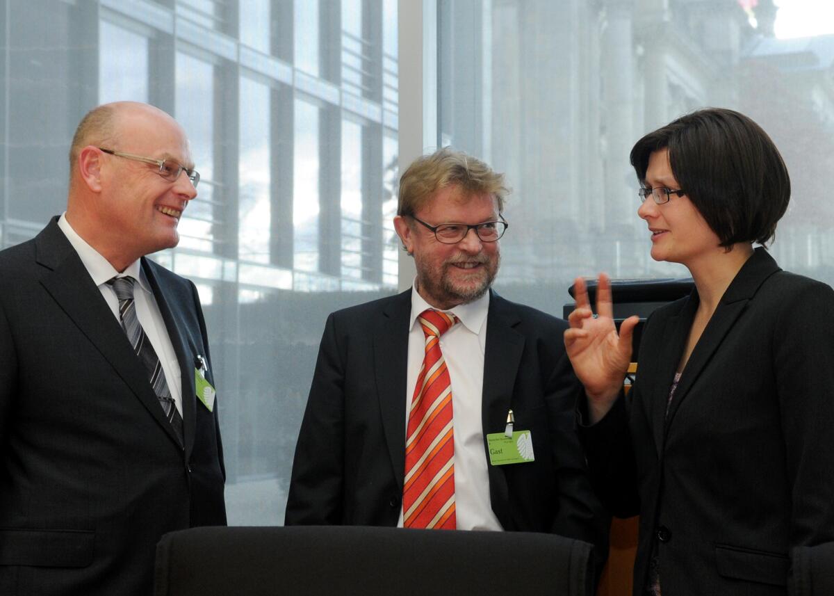Dr. Gerd Romanowski, (li), vom Verband der Chemischen Industrie, und Prof. Dr. Uwe Lahl, (mitte), von der Technischen (TU) Universität Darmstadt, sind zu Gast in der Enquete-Kommission des Deutschen Bundestages für Wachstum, Wohlstand und Lebensqualität. Die Sitzung wird von der Vorsitzenden Daniela Kolbe, (re), SPD, geleitet. Kolbe, Daniela; Lahl, Uwe; Romanowski, Gerd Dr. Gerd Romanowski, (li), vom Verband der Chemischen Industrie, und Prof. Dr. Uwe Lahl, (mitte), von der Technischen (TU) Universität Darmstadt, sind zu Gast in der Enquete-Kommission des Deutschen Bundestages für Wachstum, Wohlstand und Lebensqualität. Die Sitzung wird von der Vorsitzenden Daniela Kolbe, (re), SPD, geleitet.