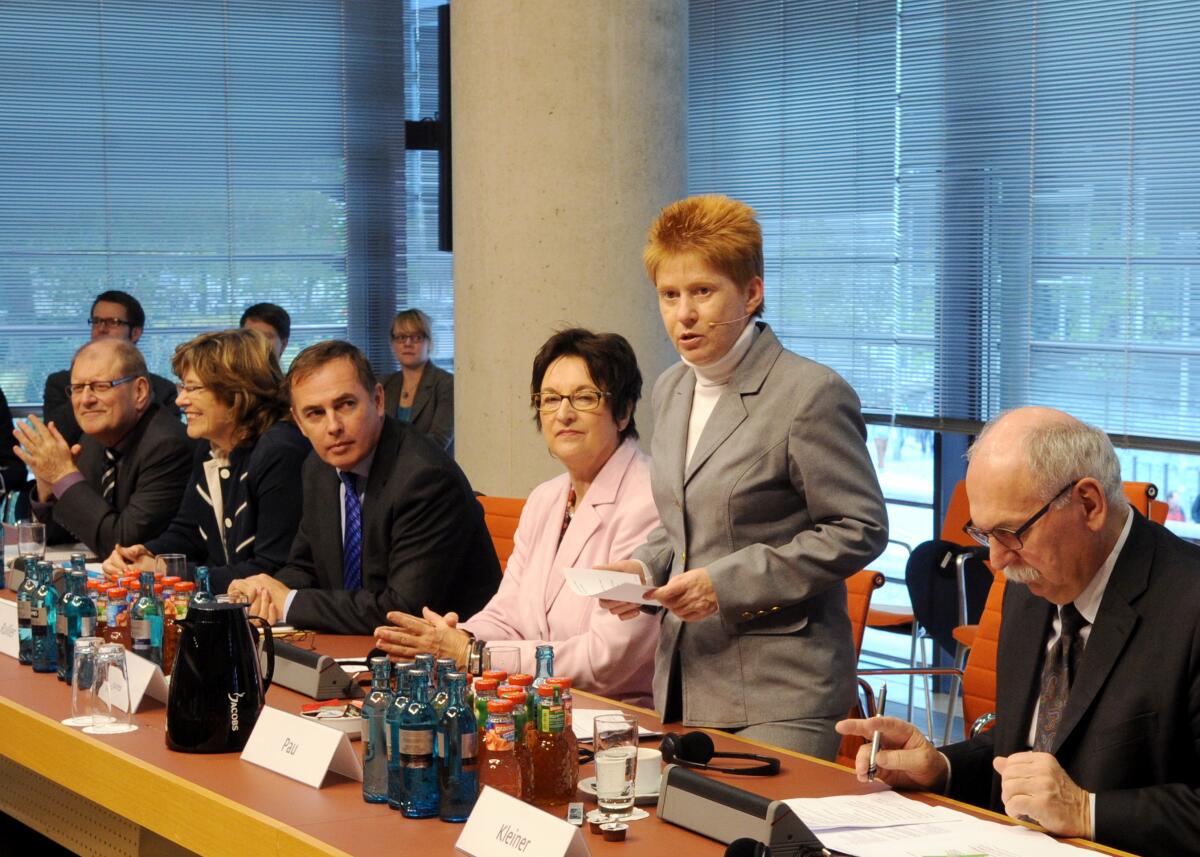 Pau, Petra Bundestagsvizepräsidentin Petra Pau, (2.v.re), DIE LINKE, eröffnet die Veranstaltung "Repräsentation im Wahlkreis - Bevölkerung und Abgeordnete in Deutschland und Frankreich" der Deutschen Vereinigung für Parlamentsfragen e. V.; Übersicht.