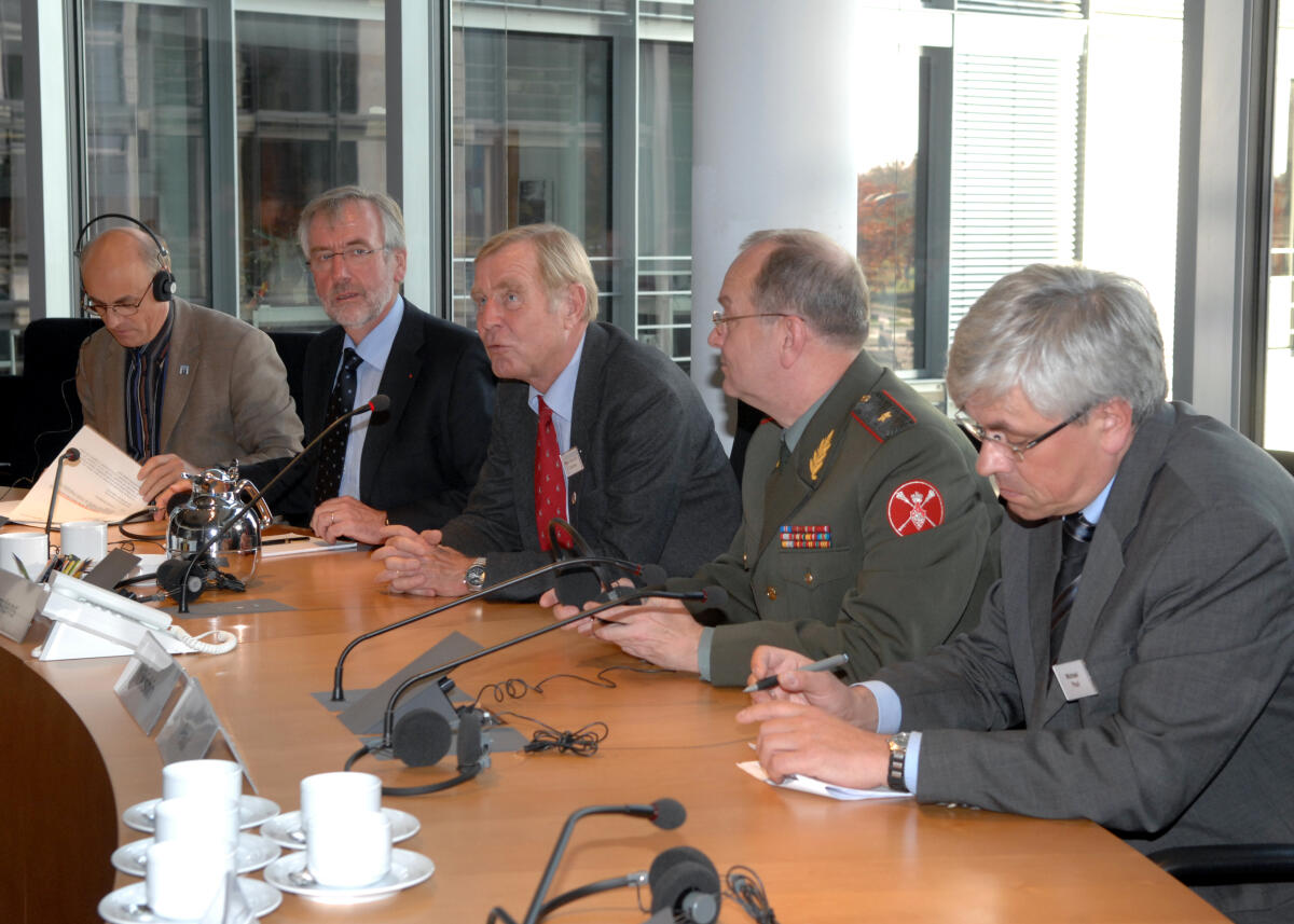 Generale der Russischen Förderation und der Deutschen Bundeswehr sind im Rahmen des 16. SWP-Dialogs zu Gast im Verteidigungsausschuss des Deutschen Bundestages.