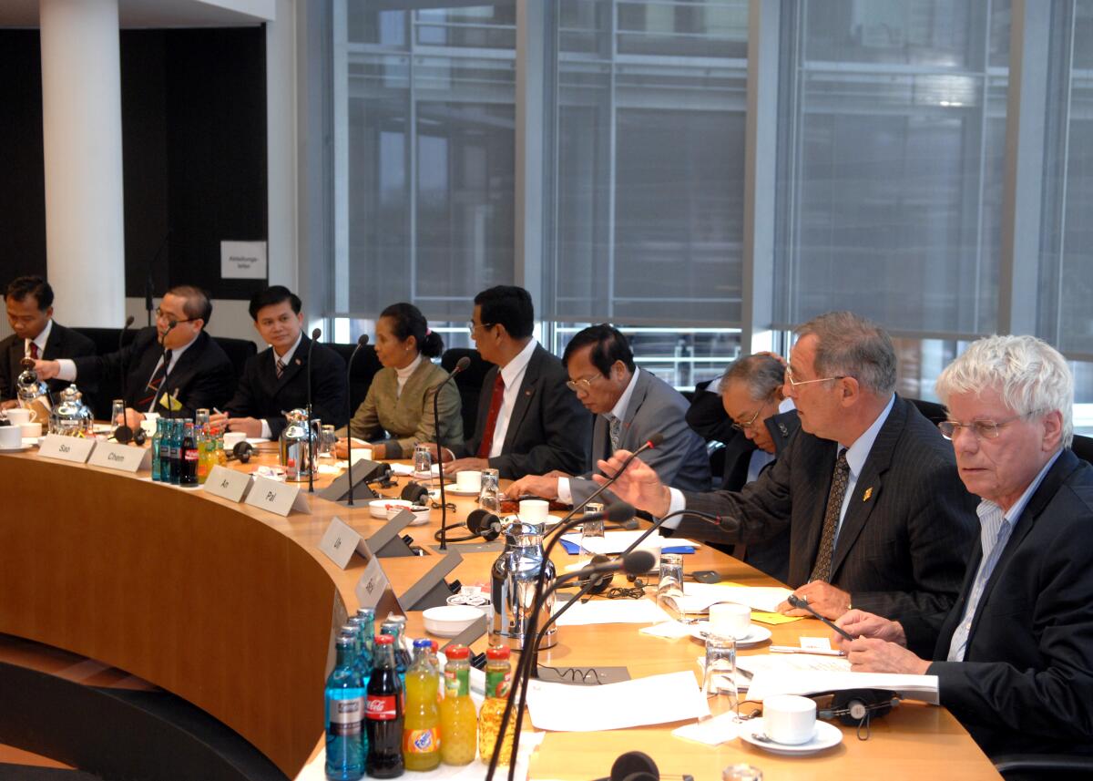 Höfer, Gerd Der Verteidigungsausschuss des Deutschen Bundestages empfängt eine Delegation des Verteidigungsausschusses der Nationalversammlung des Königreiches Kambodscha. Gerd Höfer, (re), SPD, Mitglied des Ausschusses und des Deutschen Bundestages, leitet die Sitzung.