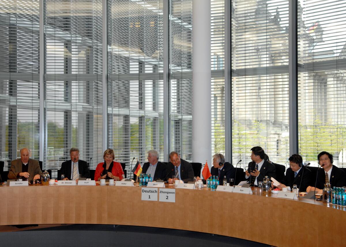 Gespräch von Mitgliedern des Verteidigungsausschusses im Deutschen Bundestag mit einer chinesischen Delegation.