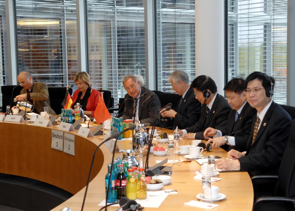  Gespräch von Mitgliedern des Verteidigungsausschusses im Deutschen Bundestag mit einer chinesischen Delegation.