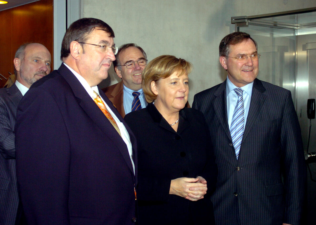 Sitzung des Verteidigungausschusses.; hier: v.l.n.r. vordere Reihe: Dr. Karl A. Lamers, CDU/CSU, Bundeskanzlerin Dr. Angela Merkel, CDU/CSU, Bundesminister der Verteidigung Dr. Franz Josef Jung, CDU/CSU,; hintere Reihe: Rainer Arnold, SPD, Bernd Siebert, CDU/CSU. Lamers, Karl A.; Merkel, Angela; Jung, Franz Josef; Arnold, Rainer; Siebert, Bernd Sitzung des Verteidigungausschusses.; hier: v.l.n.r. vordere Reihe: Dr. Karl A. Lamers, CDU/CSU, Bundeskanzlerin Dr. Angela Merkel, CDU/CSU, Bundesminister der Verteidigung Dr. Franz Josef Jung, CDU/CSU,; hintere Reihe: Rainer Arnold, SPD, Bernd Siebert, CDU/CSU.