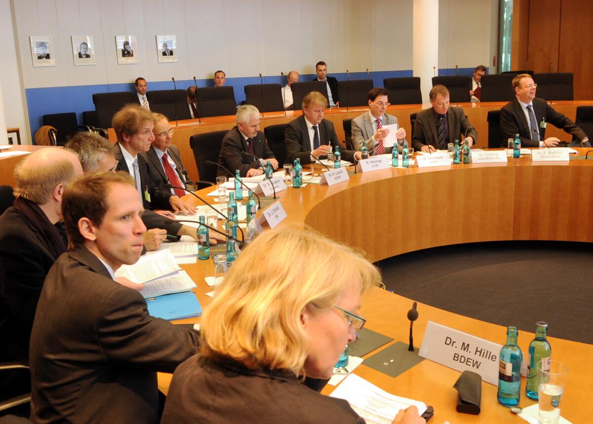 Der Ausschuss des Deutschen Bundestages für Wirtschaft und Technologie hat mit Beteiligung von Sachverständigen (hier im Bild) eine Öffentliche Anhörung zum Thema "Gesetzentwurf Änderung Kraft-Wärme-Kopplungsgesetz". Die Sitzung wird von dem Vorsitzenden des Ausschusses, Ernst Hinsken, CDU/CSU, geleitet.; Übersicht. Der Ausschuss des Deutschen Bundestages für Wirtschaft und Technologie hat mit Beteiligung von Sachverständigen (hier im Bild) eine Öffentliche Anhörung zum Thema "Gesetzentwurf Änderung Kraft-Wärme-Kopplungsgesetz". Die Sitzung wird von dem Vorsitzenden des Ausschusses, Ernst Hinsken, CDU/CSU, geleitet.; Übersicht.