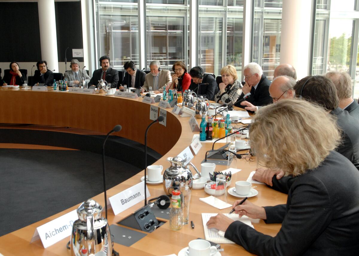 Ulrike Merten, SPD, Vorsitzende des Verteidigungsausschusses des Deutschen Bundestages, begrüßt eine gemeinsame Delegation aus Afghanistan und Pakistan, zu einem Gespräch.; Übersicht. Ulrike Merten, SPD, Vorsitzende des Verteidigungsausschusses des Deutschen Bundestages, begrüßt eine gemeinsame Delegation aus Afghanistan und Pakistan, zu einem Gespräch.; Übersicht.