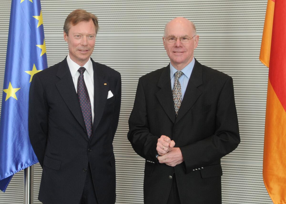 Bundestagspräsident Prof. Dr. Norbert Lammert, (re), CDU/CSU, empfängt Großherzog Henri von Luxemburg, (li), zu einem Gespräch.; Fahne, Fahnen. Lammert, Norbert; Grossherzog von Luxemburg, Henri Bundestagspräsident Prof. Dr. Norbert Lammert, (re), CDU/CSU, empfängt Großherzog Henri von Luxemburg, (li), zu einem Gespräch.; Fahne, Fahnen.