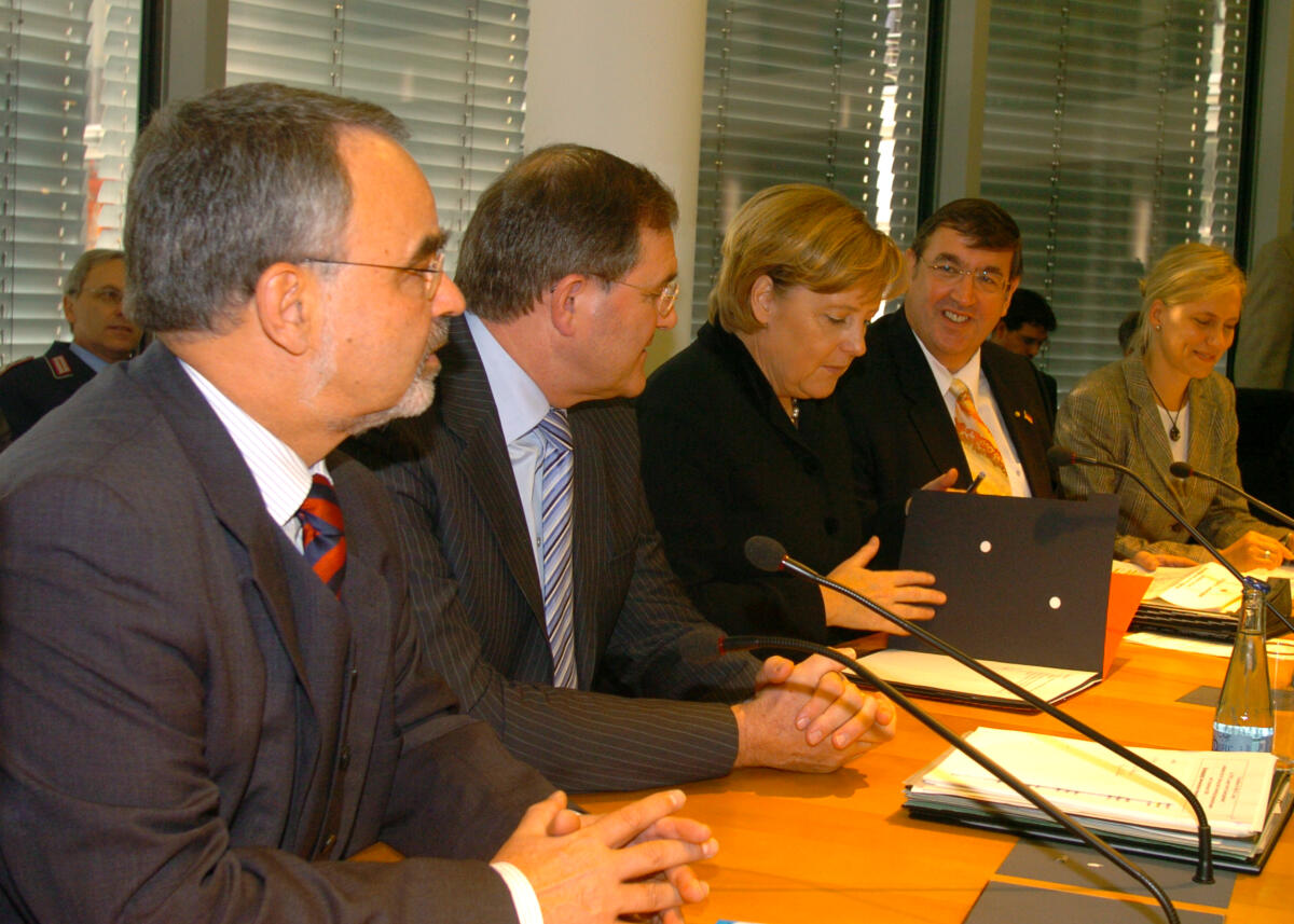 Sitzung des Verteidigungausschusses.; hier: v.l.n.r. Thomas Kossendey, CDU/CSU, Bundesminister der Verteidigung Dr. Franz Josef Jung, CDU/CSU, Bundeskanzlerin Dr. Angela Merkel, CDU/CSU, Dr. Karl A. Lamers, CDU/CSU, Dr. Beate Hasenjäger, Leiterin des Sekretariats Merkel, Angela; Jung, Franz Josef; Kossendey, Thomas; Lamers, Karl A.; Hasenjäger, Beate Sitzung des Verteidigungausschusses.; hier: v.l.n.r. Thomas Kossendey, CDU/CSU, Bundesminister der Verteidigung Dr. Franz Josef Jung, CDU/CSU, Bundeskanzlerin Dr. Angela Merkel, CDU/CSU, Dr. Karl A. Lamers, CDU/CSU, Dr. Beate Hasenjäger, Leiterin des Sekretariats