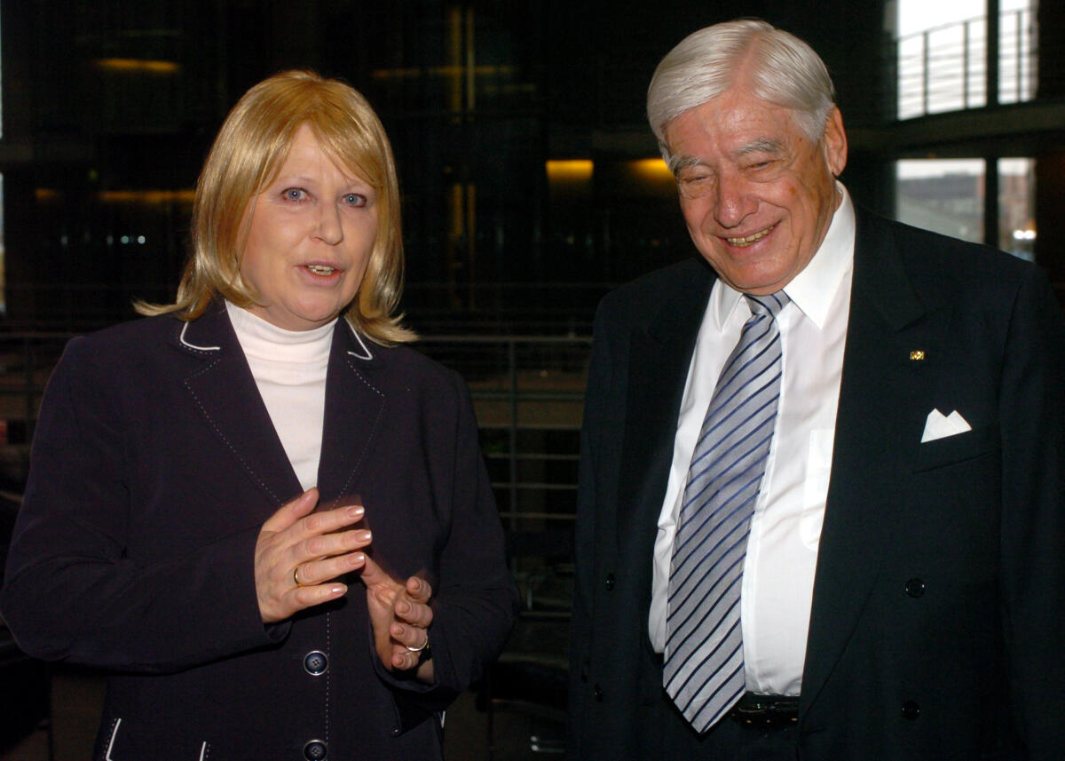 Ausschußvorsitzende des Verteidigungsausschusses des Deutschen Bundestages, Ulrike Merten, SPD, Mitglied Deutscher Bundestag, MdB, Dr. Christian Schwarz-Schilling. Merten, Ulrike; Schwarz-Schilling, Christian Ausschußvorsitzende des Verteidigungsausschusses des Deutschen Bundestages, Ulrike Merten, SPD, Mitglied Deutscher Bundestag, MdB, Dr. Christian Schwarz-Schilling.