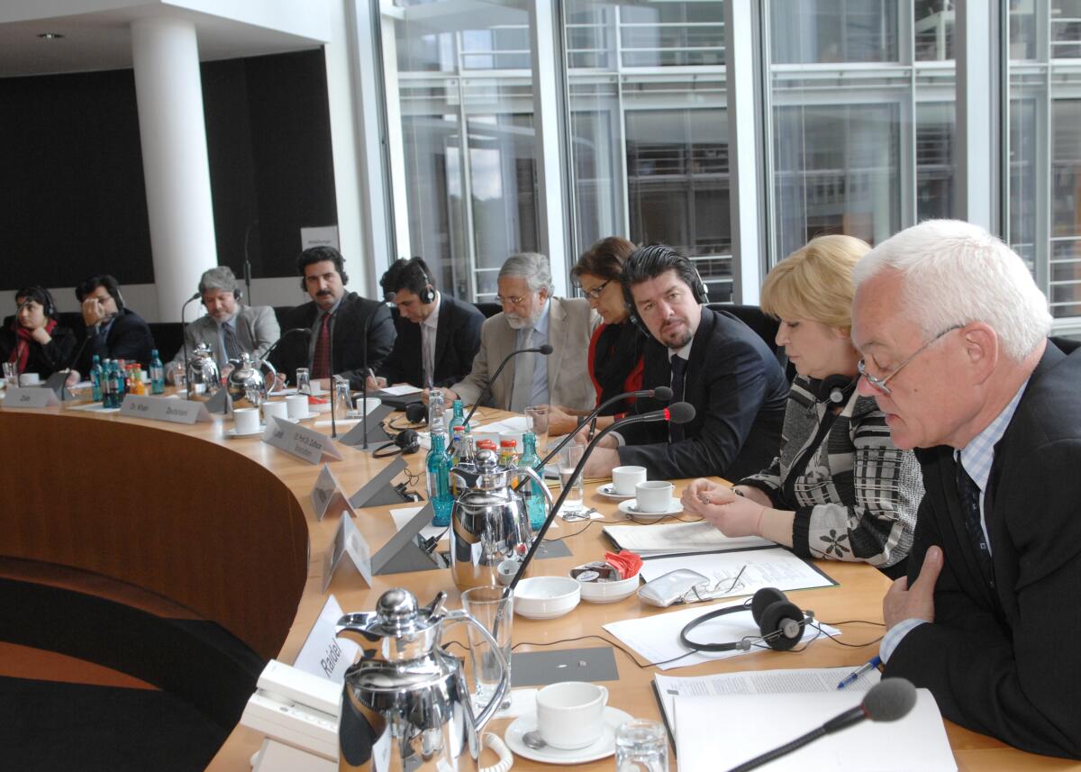 Ulrike Merten, (2.v.re), SPD, Vorsitzende des Verteidigungsausschusses des Deutschen Bundestages, begrüßt eine gemeinsame Delegation aus Afghanistan und Pakistan, zu einem Gespräch. Rechts Hans Raidel, CDU/CSU, MdB. Merten, Ulrike; Raidel, Hans Ulrike Merten, (2.v.re), SPD, Vorsitzende des Verteidigungsausschusses des Deutschen Bundestages, begrüßt eine gemeinsame Delegation aus Afghanistan und Pakistan, zu einem Gespräch. Rechts Hans Raidel, CDU/CSU, MdB.