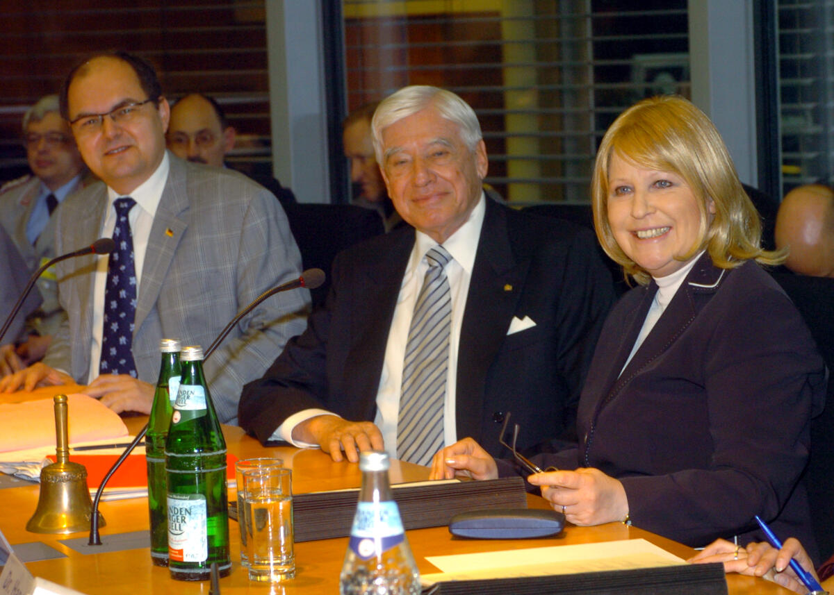 Sitzung des Verteidigungsausschusses des Deutschen Bundestages. Vorsitzende des Ausschusses Ulrike Merten, SPD, Mitglied Deutscher Bundestag, MdB, Dr. Christian Schwarz-Schilling, (mitte). Merten, Ulrike; Schwarz-Schilling, Christian Sitzung des Verteidigungsausschusses des Deutschen Bundestages. Vorsitzende des Ausschusses Ulrike Merten, SPD, Mitglied Deutscher Bundestag, MdB, Dr. Christian Schwarz-Schilling, (mitte).