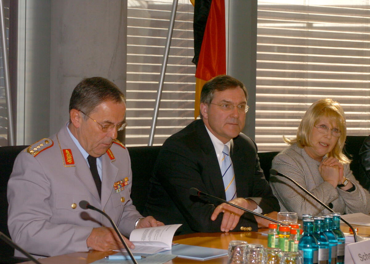 Merten, Ulrike; Jung, Franz Josef; Schneiderhan, Wolfgang Anlässlich der deutschen EU-Ratspräsidentschaft hat die Vorsitzende des; Verteidigungsausschusses, Ulrike Merten, SPD, zum ersten Mal zur Konferenz der; Vorsitzenden der Verteidigungsausschüsse der Europäischen Union, der; Beitrittskandidaten und des Europäischen Parlaments eingeladen.; hier: Bundesverteidigungsminister Dr. Franz Josef Jung, CDU/CSU, (mitte), und der Generalinspekteur der Bundeswehr, Wolfgang Schneiderhan.