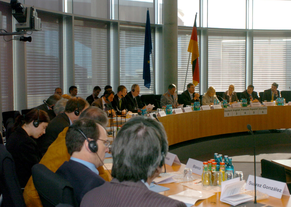  Anlässlich der deutschen EU-Ratspräsidentschaft findet  zum ersten Mal eine Konferenz der Vorsitzenden der Verteidigungsausschüsse der Europäischen Union, der; Beitrittskandidaten und des Europäischen Parlaments statt.; Übersicht.
