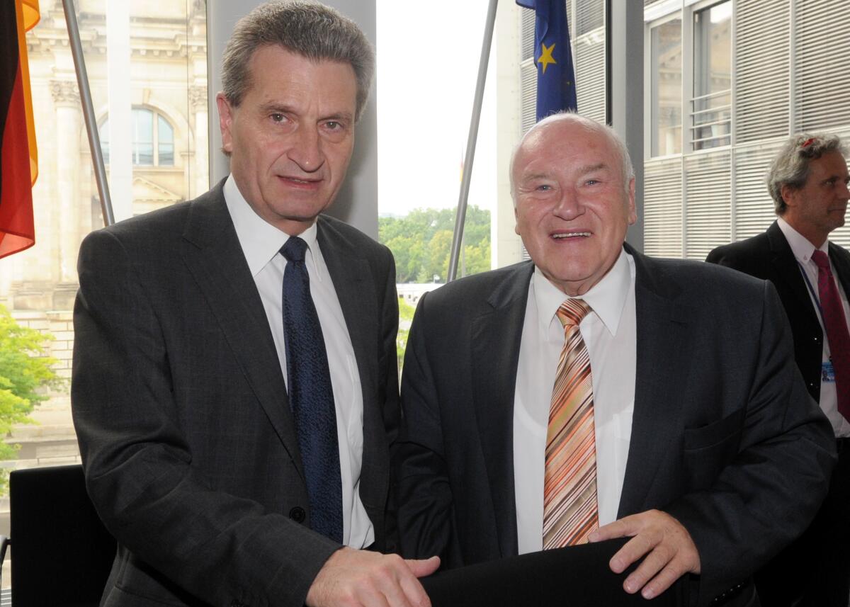 Der EU-Kommissar für Energie, Günther Oettinger, (li), ist zu Gast im Ausschuss des Deutschen Bundestages für Wirtschaft und Technologie. Die Ausschusssitzung wird von dem Vorsitzenden Ernst Hinsken, (re), CDU/CSU, geleitet. Hinsken, Ernst; Oettinger, Günther Der EU-Kommissar für Energie, Günther Oettinger, (li), ist zu Gast im Ausschuss des Deutschen Bundestages für Wirtschaft und Technologie. Die Ausschusssitzung wird von dem Vorsitzenden Ernst Hinsken, (re), CDU/CSU, geleitet.