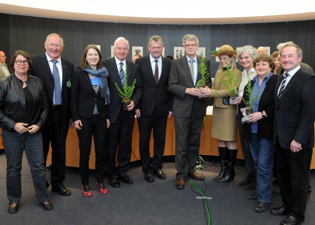 Während der 69. Sitzung des Ausschusses des Deutschen Bundestages für Ernährung , Landwirtschaft und Verbraucherschutz, überreicht die deutsche Baumkönigin Isabella Zindler, (7.v.li), den Baum des Jahres, die Lerche, an den Vorsitzenden des Ausschusses, Hans-Michael Goldmann, (6.v.li), FDP. Weitere Gäste sind zahlreiche Mitglieder des Bundes Deutscher Baumschulen.; Gruppenfoto. Goldmann, Hans-Michael; Zindler, Isabel Während der 69. Sitzung des Ausschusses des Deutschen Bundestages für Ernährung , Landwirtschaft und Verbraucherschutz, überreicht die deutsche Baumkönigin Isabella Zindler, (7.v.li), den Baum des Jahres, die Lerche, an den Vorsitzenden des Ausschusses, Hans-Michael Goldmann, (6.v.li), FDP. Weitere Gäste sind zahlreiche Mitglieder des Bundes Deutscher Baumschulen.; Gruppenfoto.
