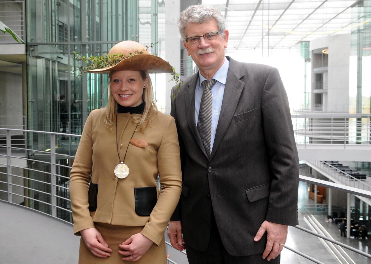 Während der 69. Sitzung des Ausschusses des Deutschen Bundestages für Ernährung , Landwirtschaft und Verbraucherschutz, überreicht die deutsche Baumkönigin Isabella Zindler den Baum des Jahres, die Lerche, an den Vorsitzenden des Ausschusses, Hans-Michael Goldmann, FDP. Weitere Gäste sind zahlreiche Mitglieder des Bundes Deutscher Baumschulen. Goldmann, Hans-Michael; Zindler, Isabel Während der 69. Sitzung des Ausschusses des Deutschen Bundestages für Ernährung , Landwirtschaft und Verbraucherschutz, überreicht die deutsche Baumkönigin Isabella Zindler den Baum des Jahres, die Lerche, an den Vorsitzenden des Ausschusses, Hans-Michael Goldmann, FDP. Weitere Gäste sind zahlreiche Mitglieder des Bundes Deutscher Baumschulen.