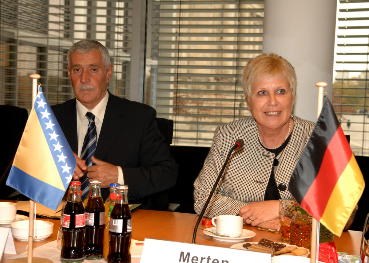 Merten, Ulrike Unter der Leitung von Ulrike Merten, SPD, (re.), Vorsitzende des Verteigungsausschusses des Deutschen Bundestages, findet eine gemeinsame Sitzung des Verteidigungsausschusses des Bundestages und des Ausschusses für Verteidigungs- und Sicherheitsfragen der Parlamentarischen Versammlung der Republik Bosnien-Herzegowina, statt.