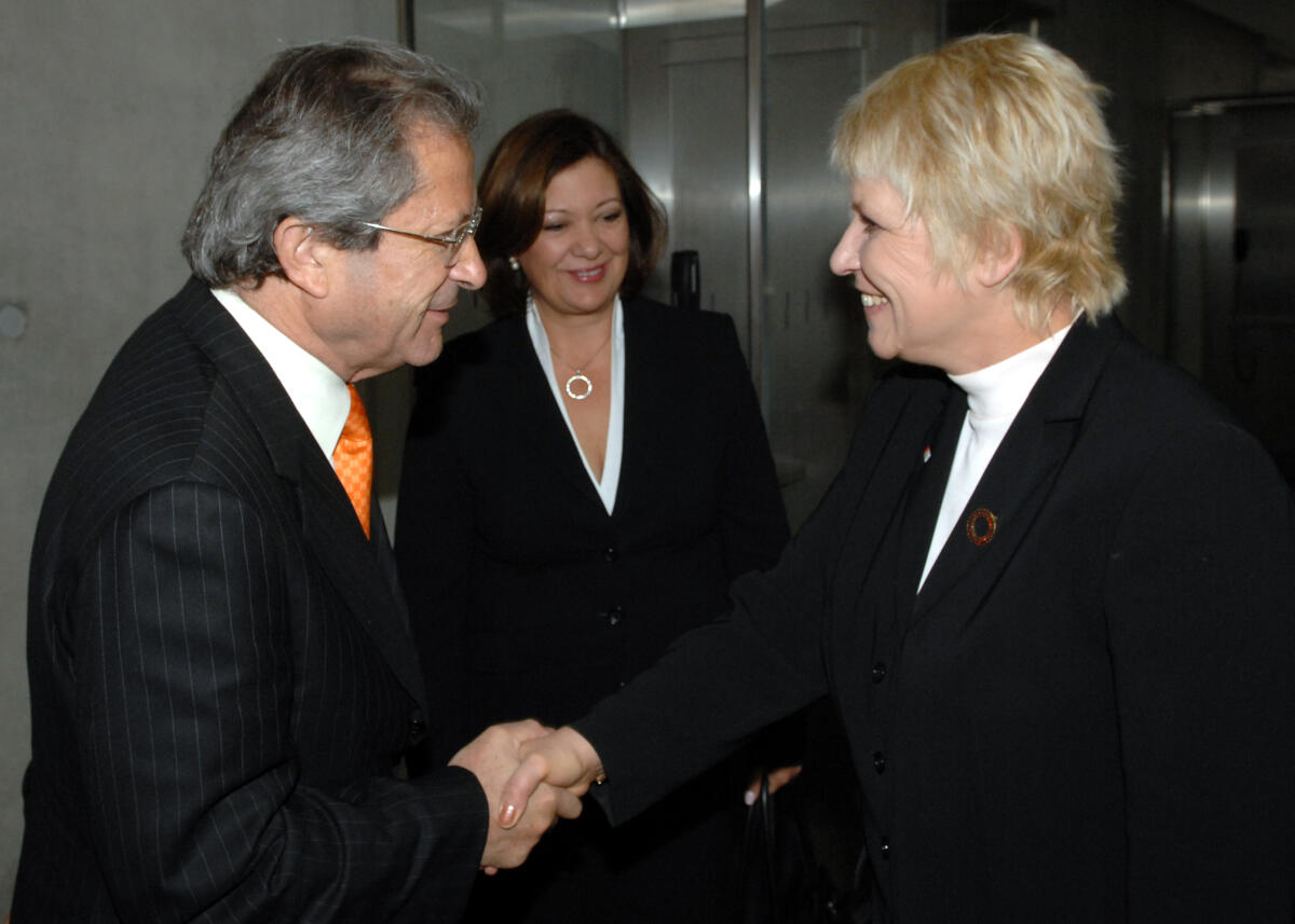 José Goni Carrasco, (li.), Minister der Nationalen Verteidigung der Republik Chile, zu Besuch beim Verteidigungsausschuss des Deutschen Bundestages. Hier begrüßt die Ausschussvorsitzende Ulrike Merten, SPD, den Gast. Merten, Ulrike; Carrasco, José Goni José Goni Carrasco, (li.), Minister der Nationalen Verteidigung der Republik Chile, zu Besuch beim Verteidigungsausschuss des Deutschen Bundestages. Hier begrüßt die Ausschussvorsitzende Ulrike Merten, SPD, den Gast.