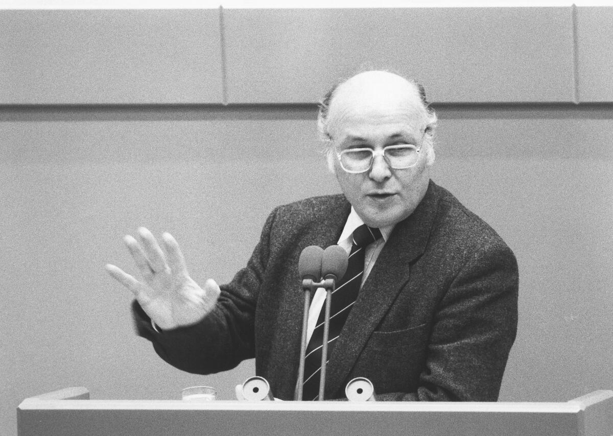 Der Abgeordnete Horst Jaunich, SPD, hält eine Rede im Deutschen Bundestag.; Bundestagsabgeordneter, Abgeordneter, Rede, Plenum, Plenarsitzung Jaunich, Horst Der Abgeordnete Horst Jaunich, SPD, hält eine Rede im Deutschen Bundestag.; Bundestagsabgeordneter, Abgeordneter, Rede, Plenum, Plenarsitzung