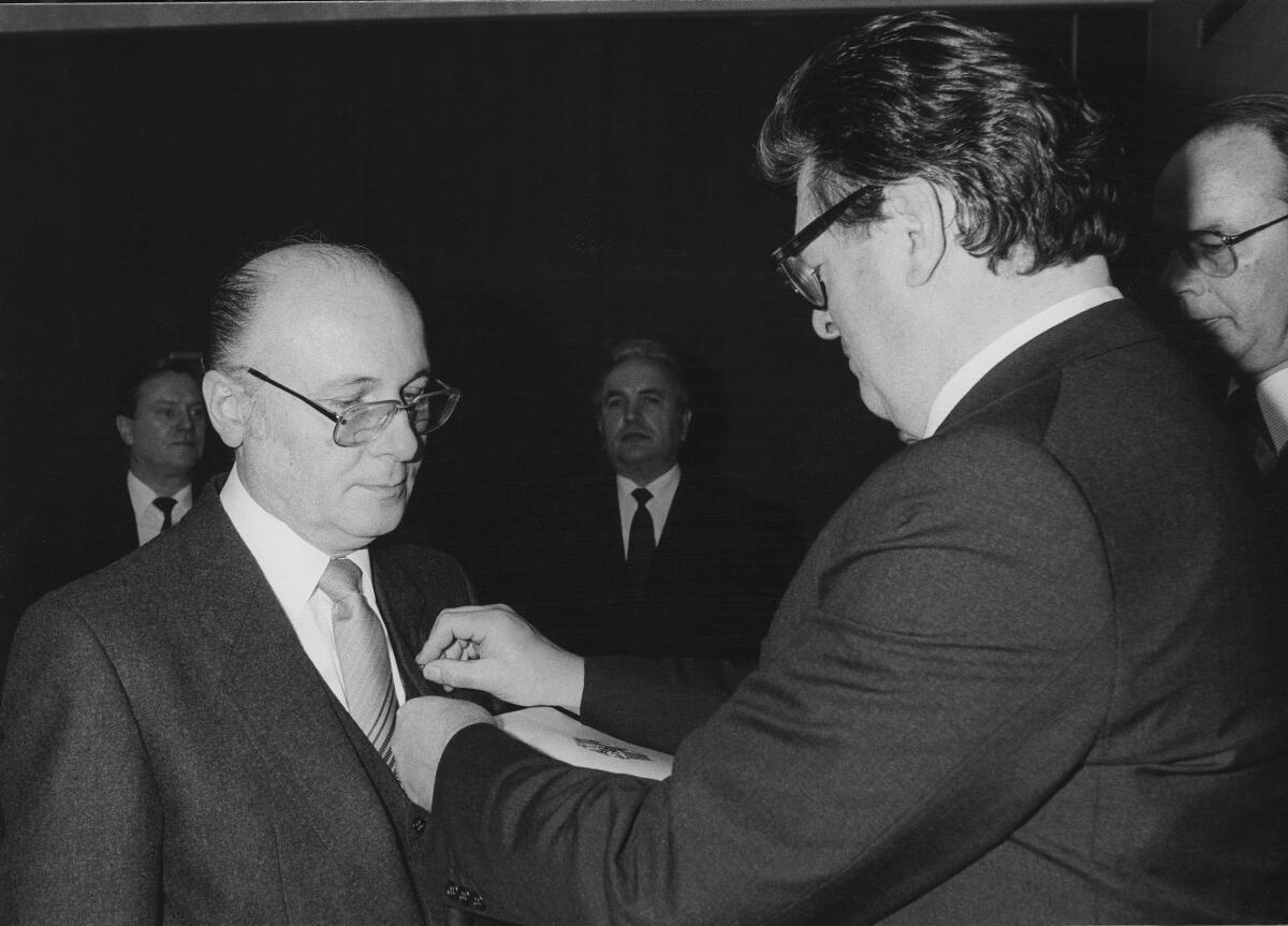 Der Abgeordnete Horst Jaunich, SPD, wird am 15.11.1984 von Bundestagspräsident Dr. Jenninger mit dem Verdienstkreuz 1. Klasse ausgezeichnet.; Bundestagsabgeordneter, Abgeordneter, Bundestagspräsident , Verdienstkreuz, Verleihung Jaunich, Horst; Jenninger, Philipp Der Abgeordnete Horst Jaunich, SPD, wird am 15.11.1984 von Bundestagspräsident Dr. Jenninger mit dem Verdienstkreuz 1. Klasse ausgezeichnet.; Bundestagsabgeordneter, Abgeordneter, Bundestagspräsident , Verdienstkreuz, Verleihung